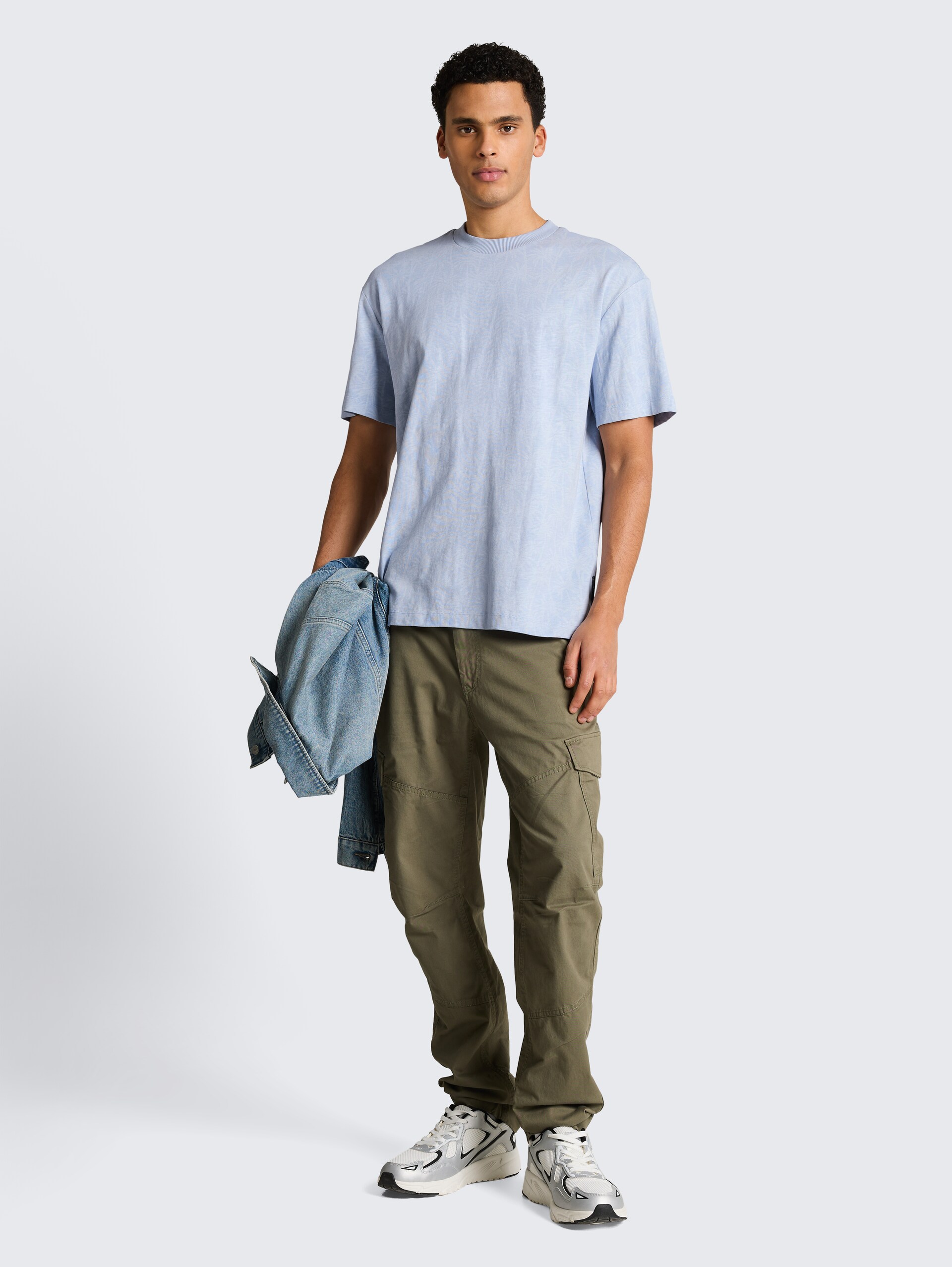Relaxed Fit T-Shirt mit Palmenprint - light blue laser palm design - Model-Vorderansicht