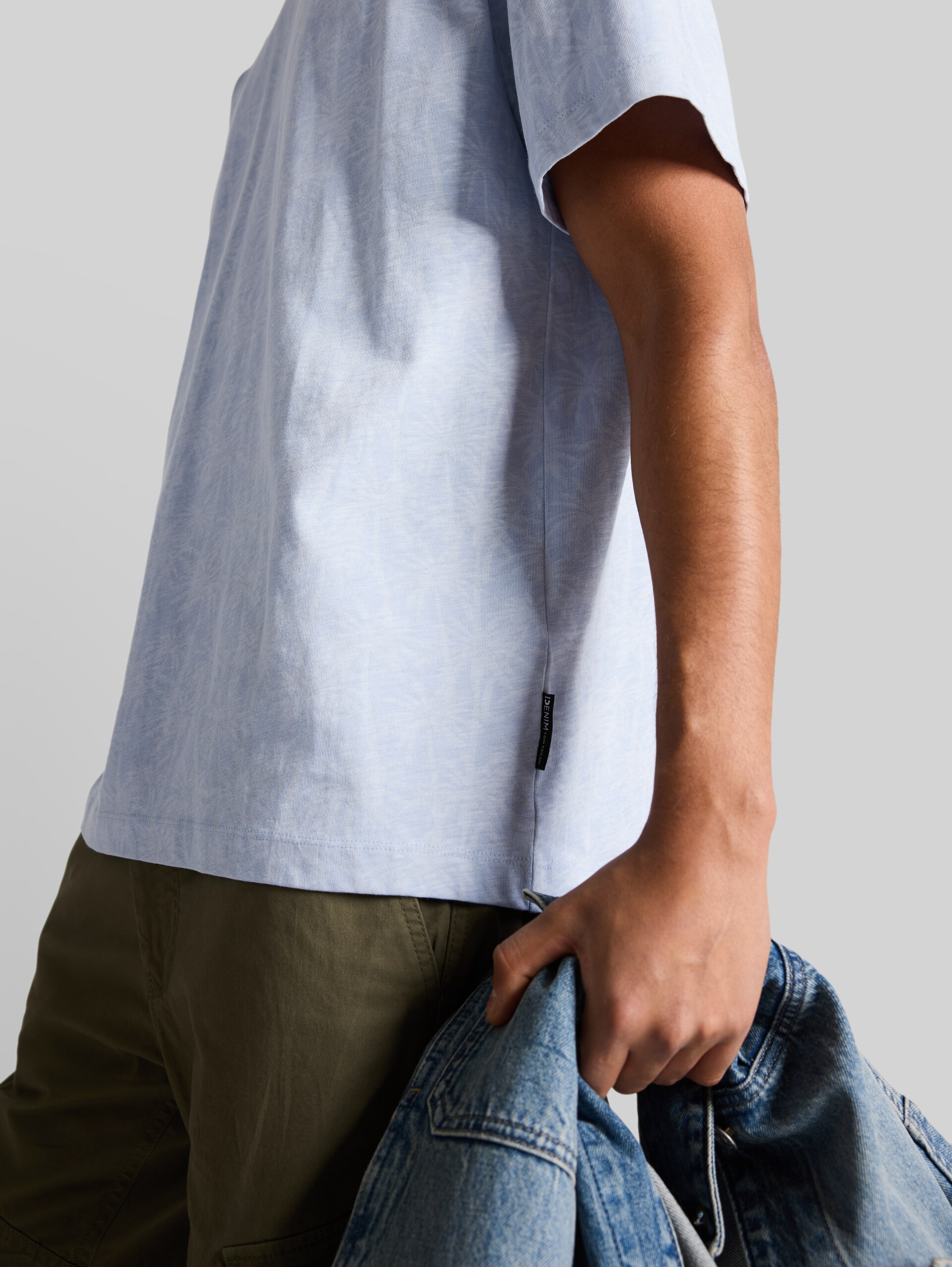 Relaxed Fit T-Shirt mit Palmenprint - light blue laser palm design - Detail-Model-Ansicht