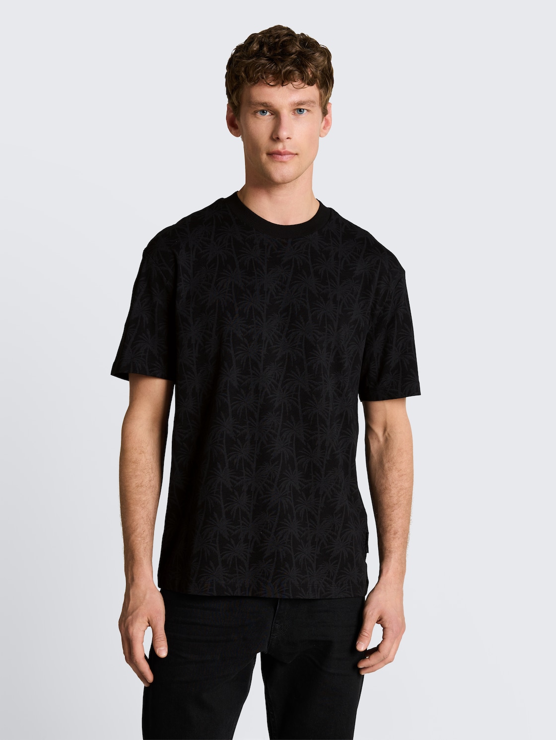 Relaxed Fit T-Shirt mit Palmenprint - black laser palm design - Ausschnitt Model-Vorderansicht