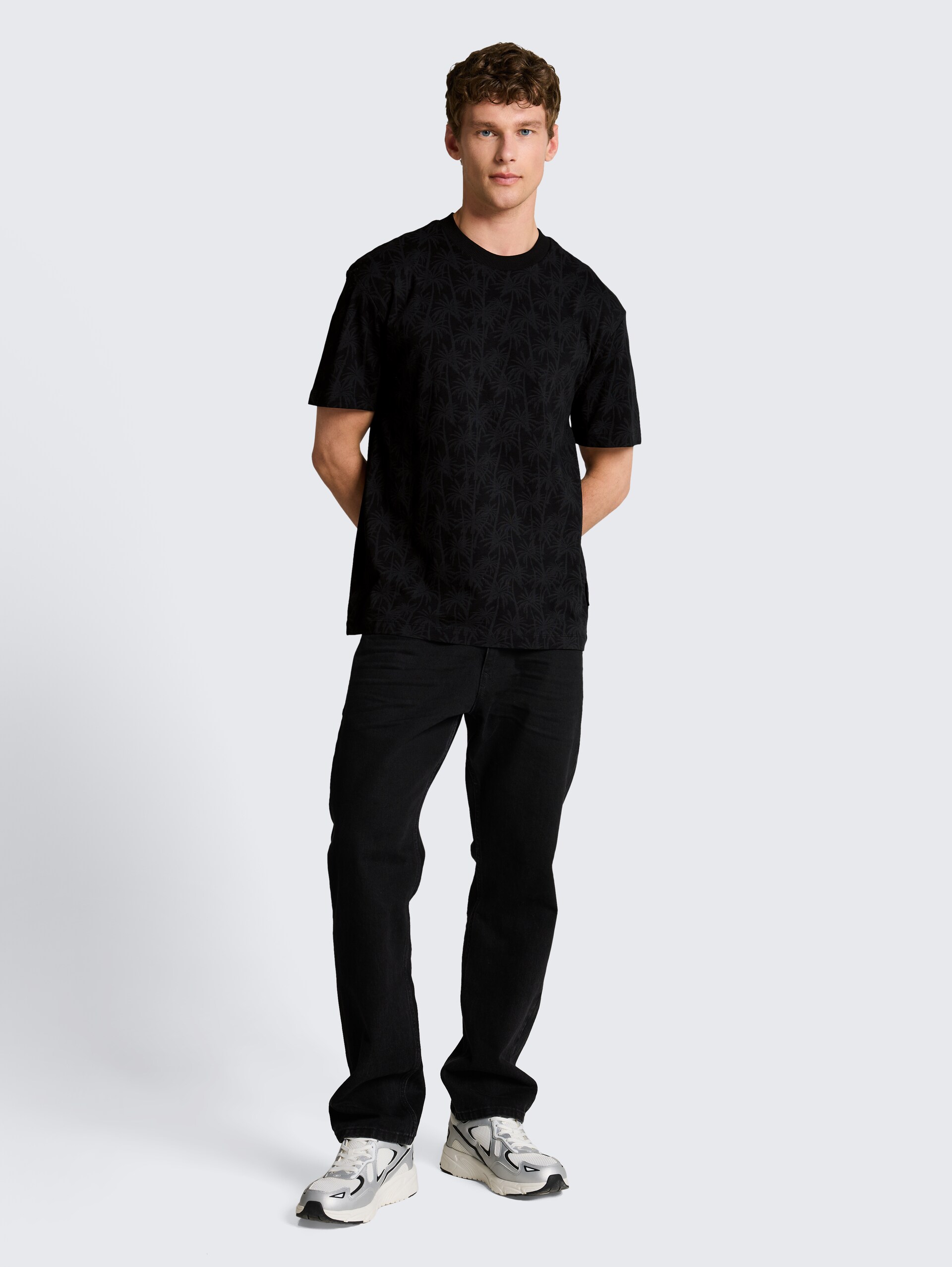 Relaxed fit T-shirt met palmprint - black laser palm design - Model vooraanzicht