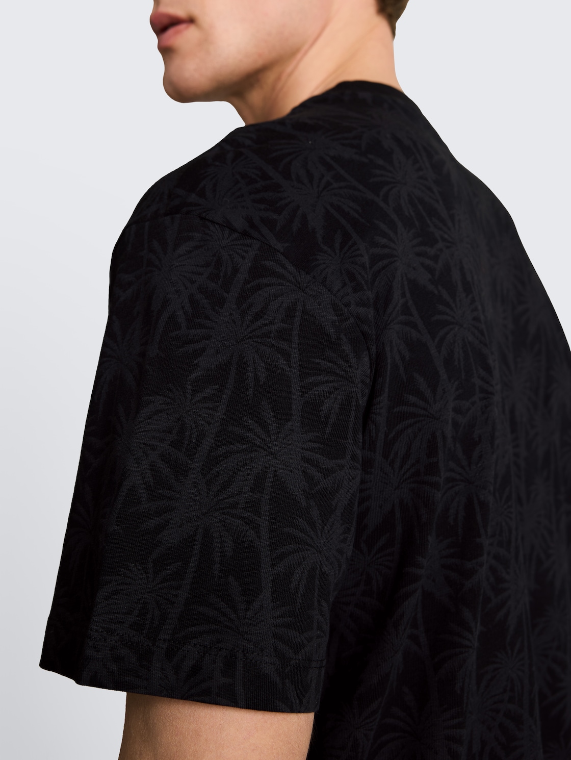 Relaxed Fit T-Shirt mit Palmenprint - black laser palm design - Detail-Model-Ansicht