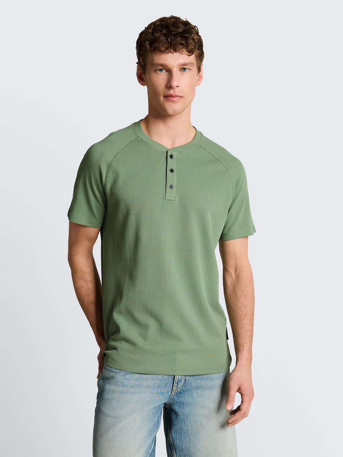 Henley T-shirt with waffle texture - Sea Spray - Neckline model front view