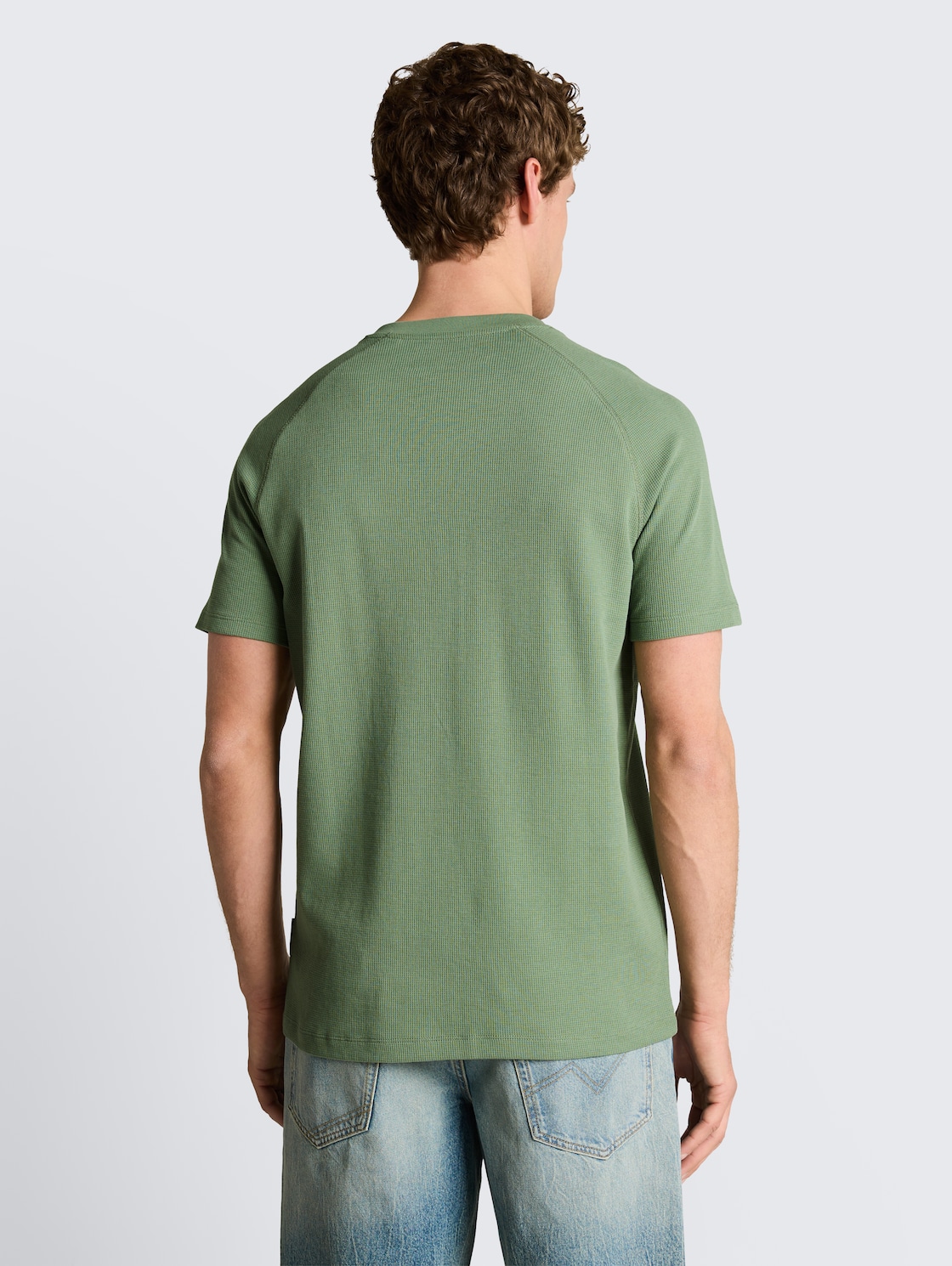 Henley T-shirt with waffle texture - Sea Spray - Neckline model-back view