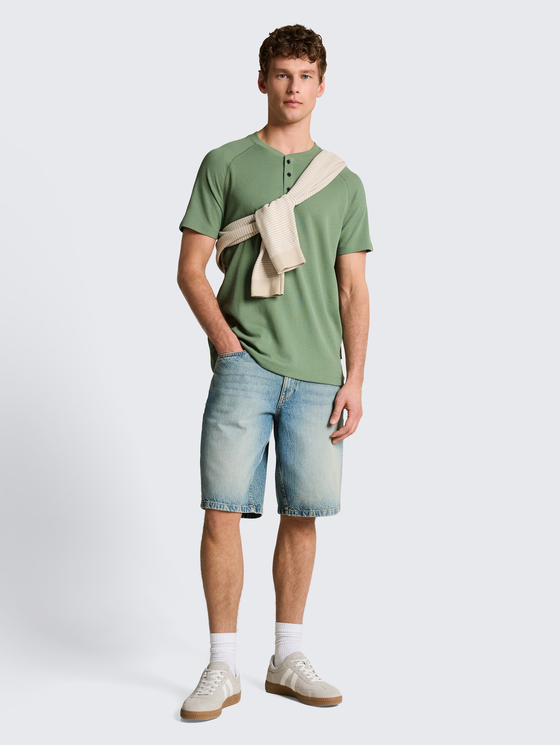 Henley T-shirt met wafelstructuur - Sea Spray - Model vooraanzicht