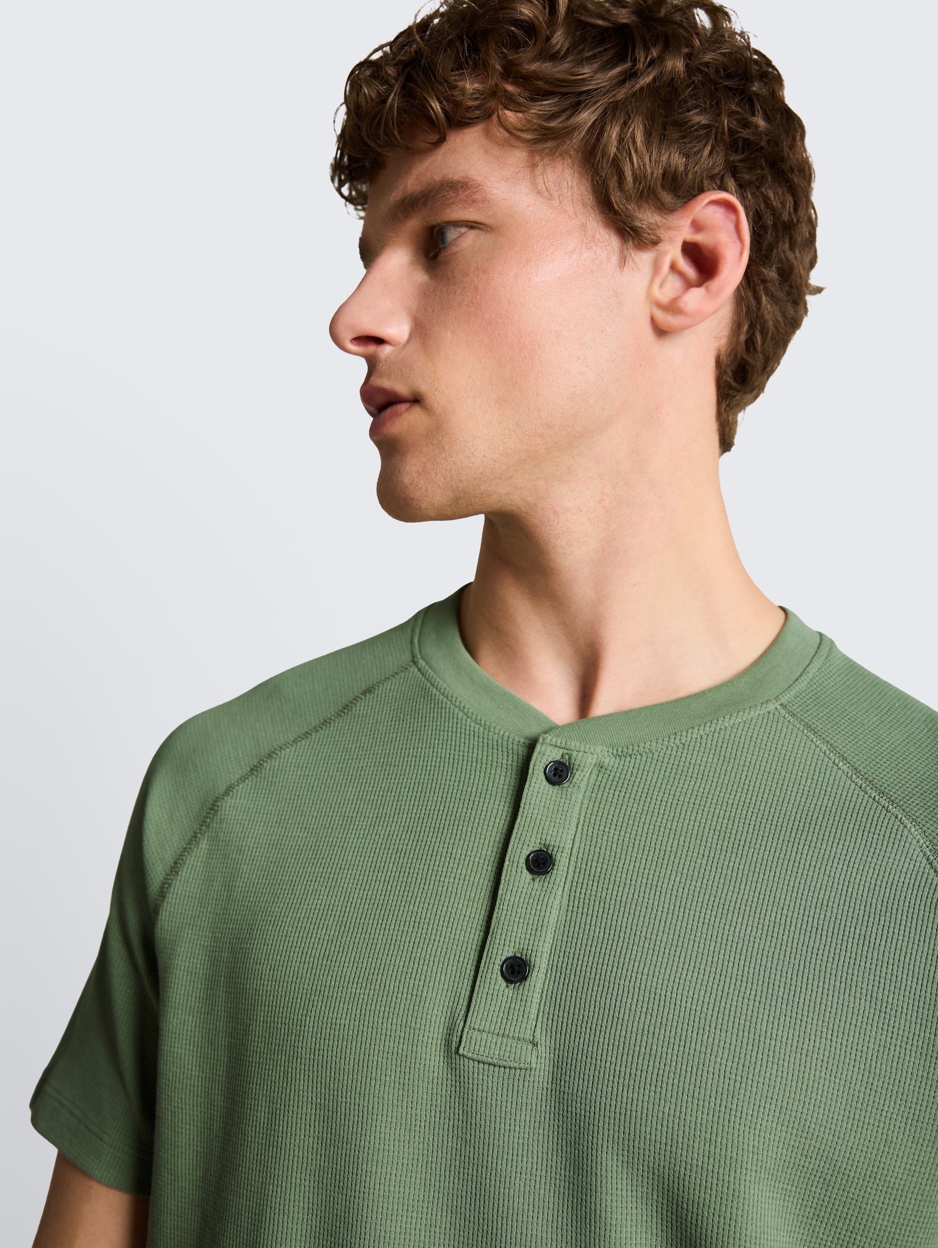 Henley T-shirt met wafelstructuur - Sea Spray - Detailaanzicht model
