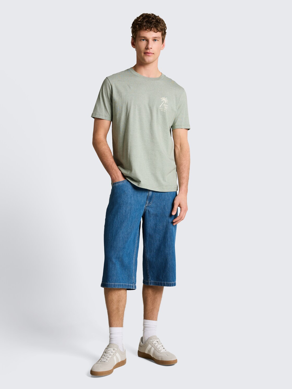 T-Shirt mit Palmenprint - Sea Spray - Model-Vorderansicht