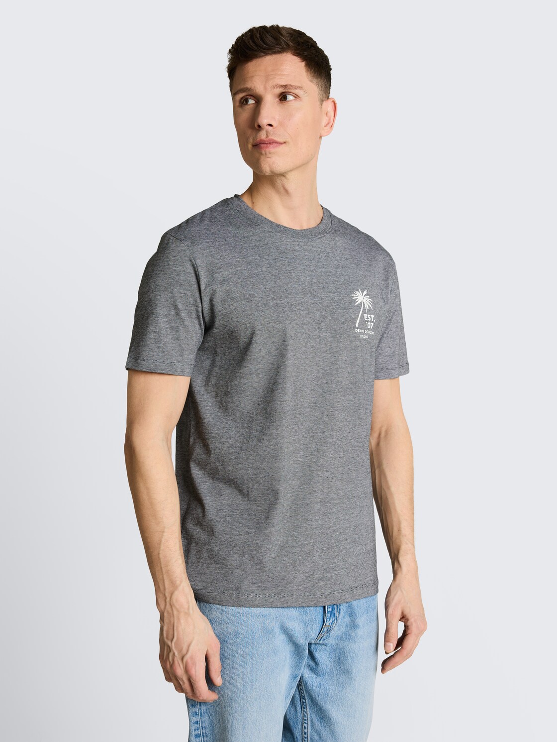 T-Shirt mit Palmenprint - Black - Ausschnitt Model-Vorderansicht