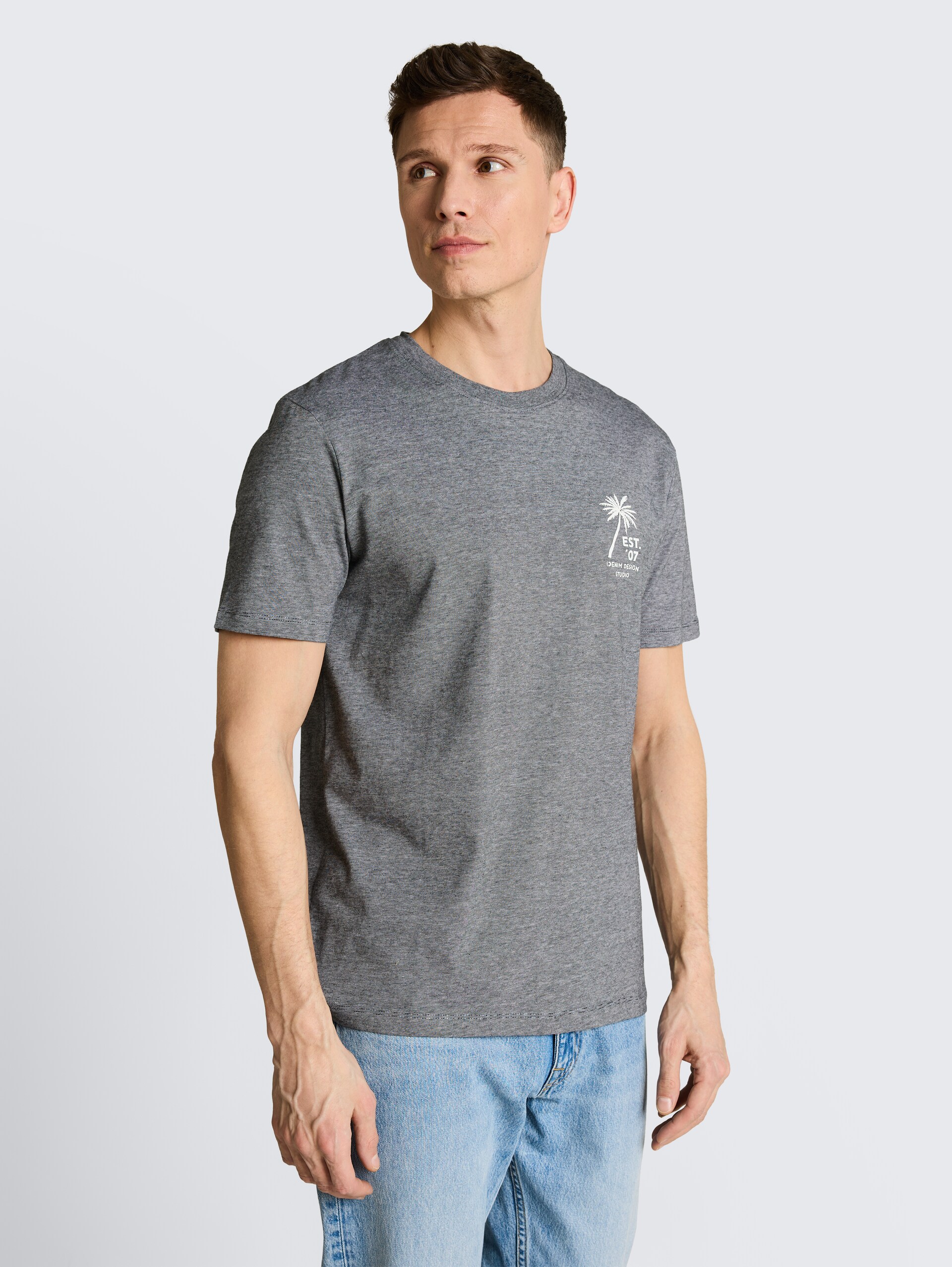 T-shirt with palm tree print - Black - Neckline model front view