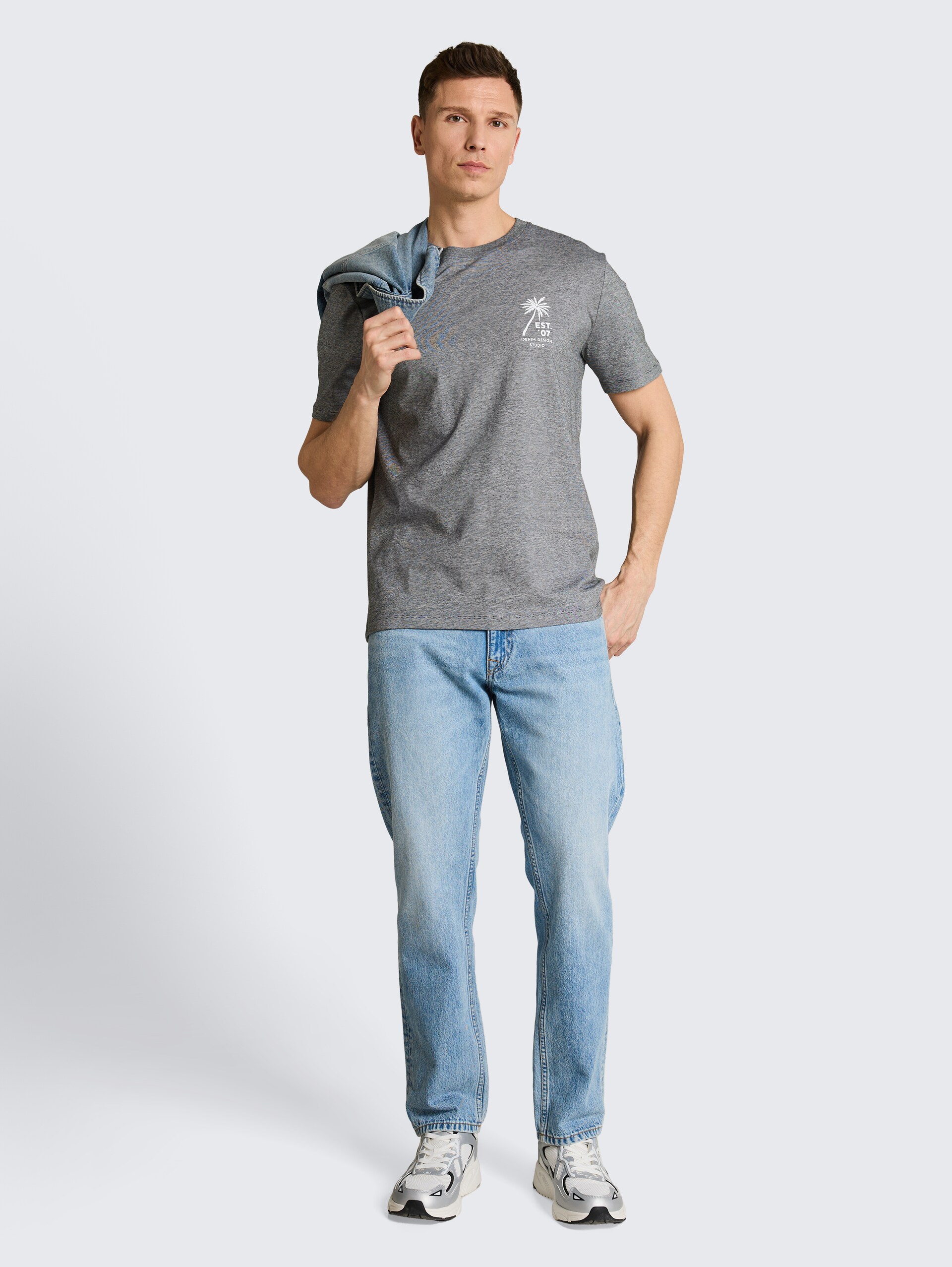 T-shirt with palm tree print - Black - Model front view