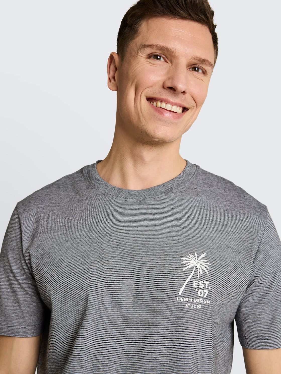 T-Shirt mit Palmenprint - Black - Detail-Model-Ansicht