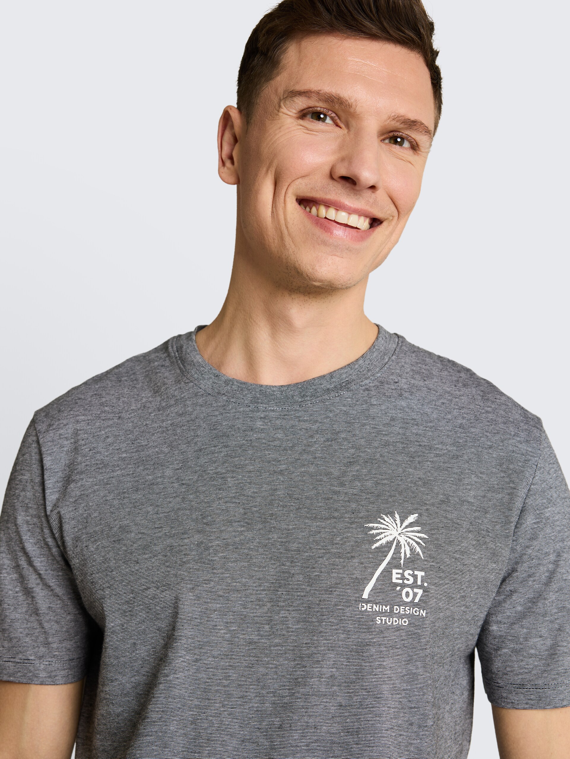 T-shirt with palm tree print - Black - Detail model view