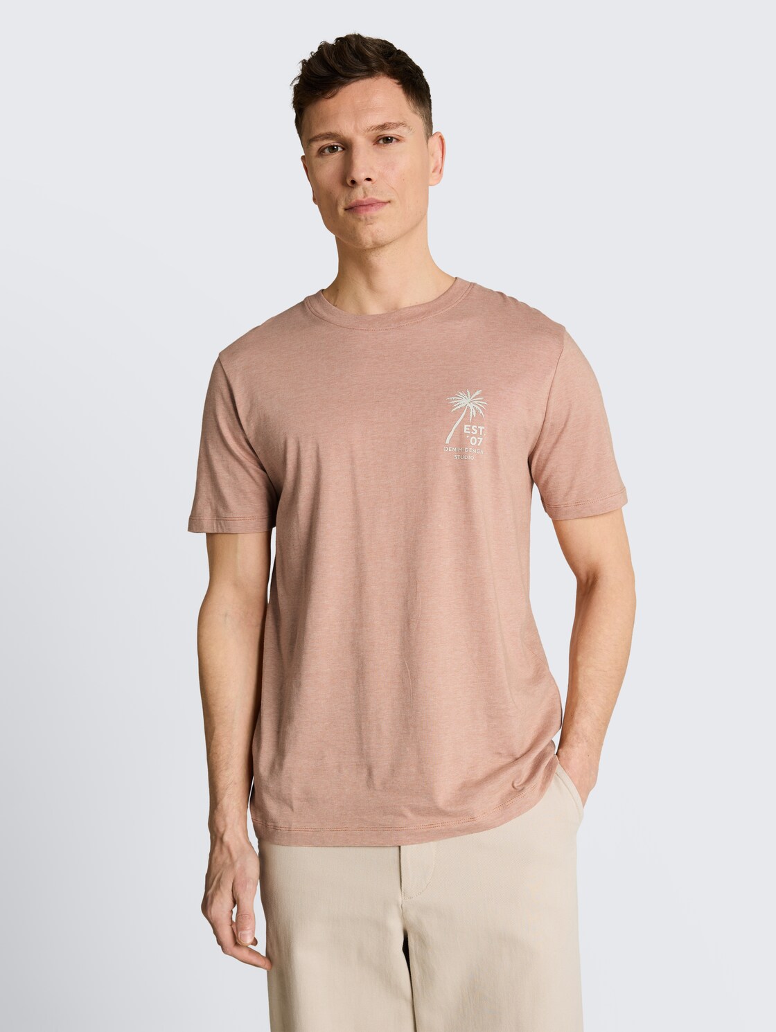 T-Shirt mit Palmenprint - faded copper orange - Ausschnitt Model-Vorderansicht