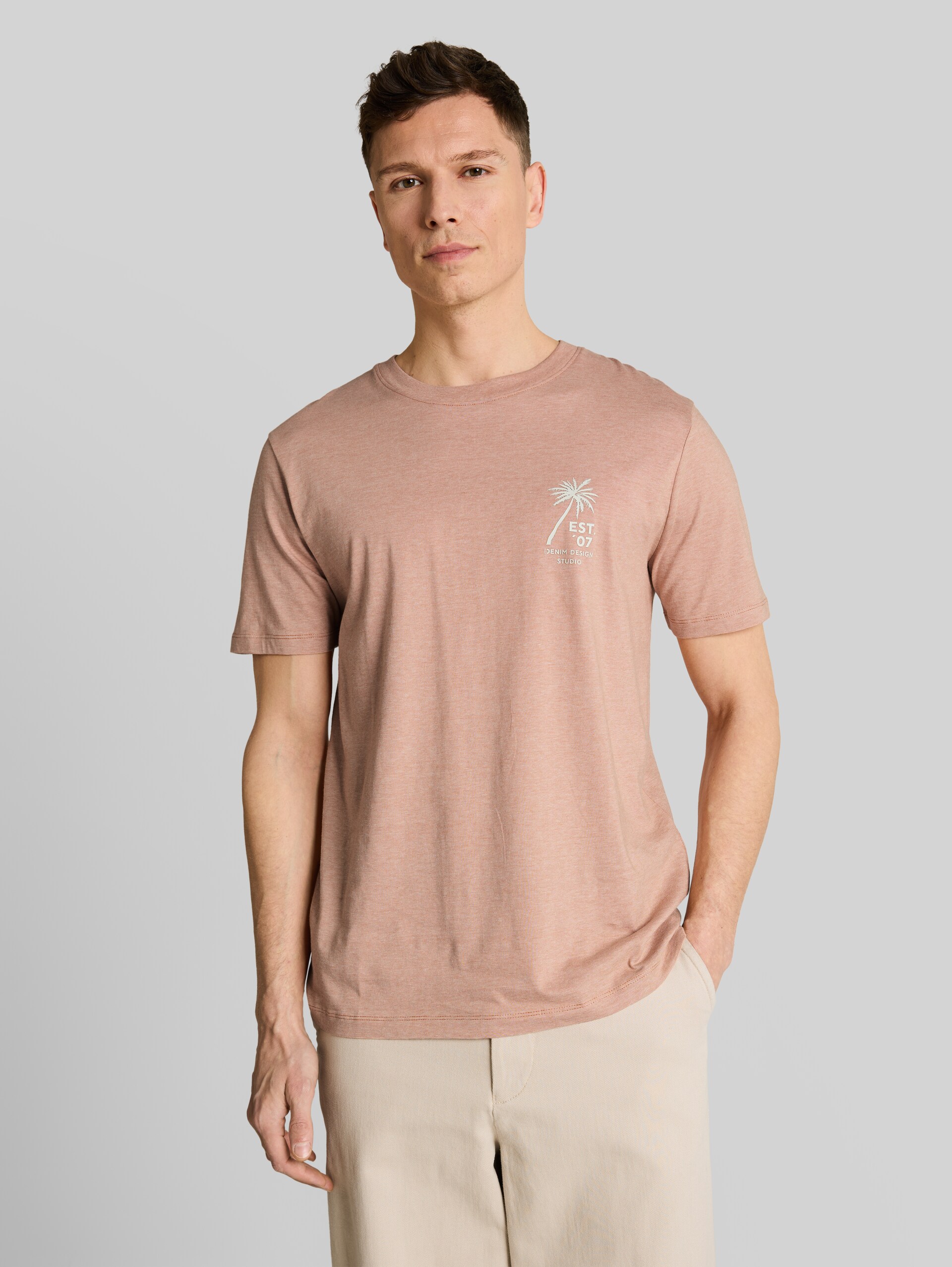 T-Shirt mit Palmenprint - faded copper orange - Ausschnitt Model-Vorderansicht