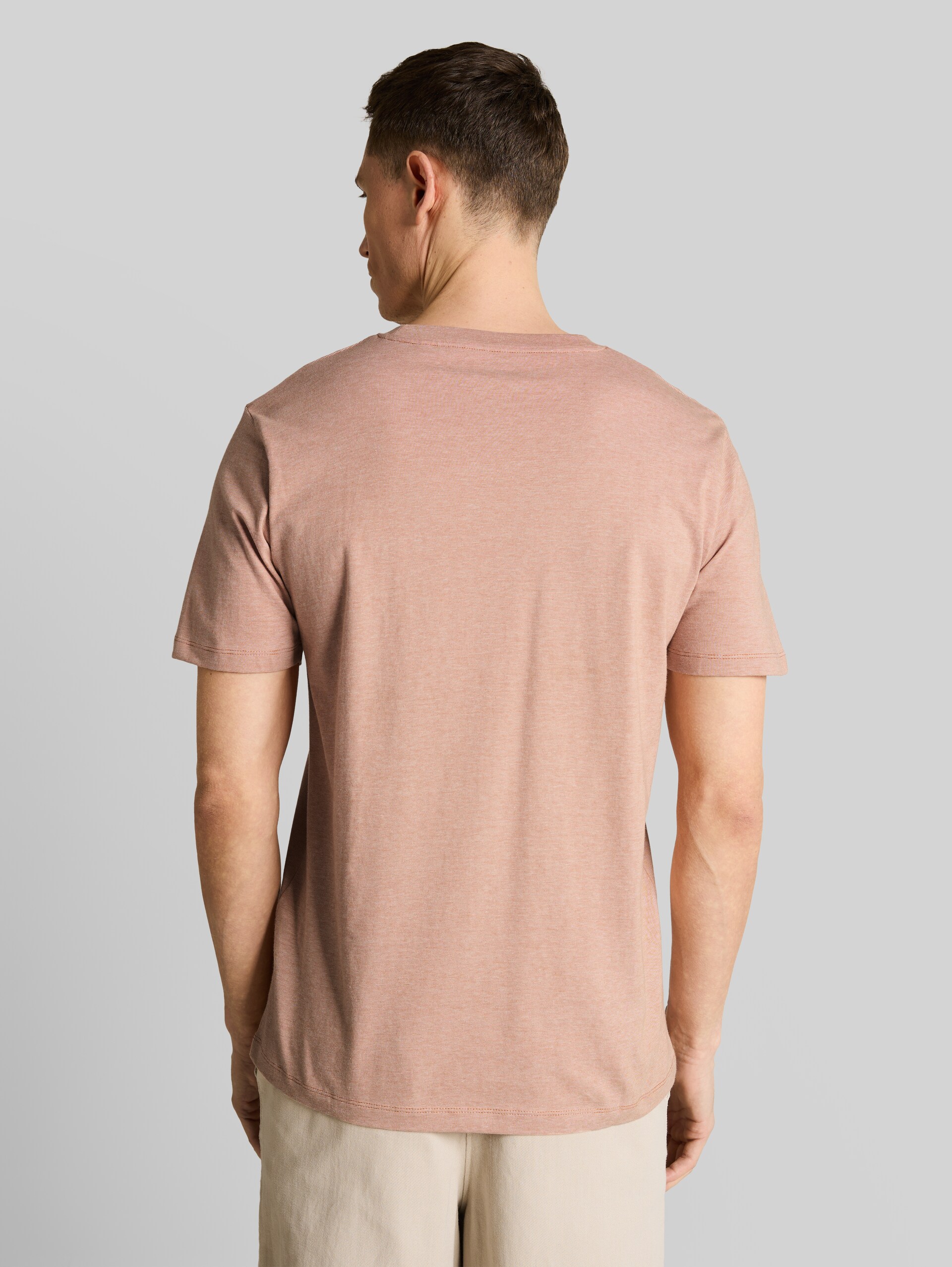 T-Shirt mit Palmenprint - faded copper orange - Auschnitt Model-Rückansicht