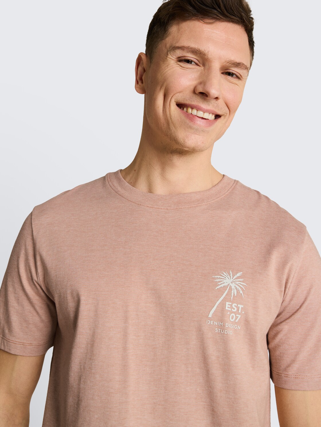 T-Shirt mit Palmenprint - faded copper orange - Detail-Model-Ansicht