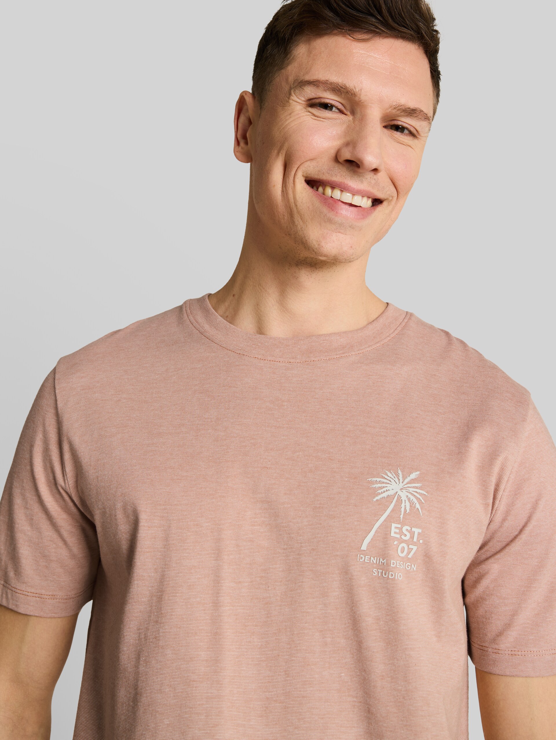 T-Shirt mit Palmenprint - faded copper orange - Detail-Model-Ansicht