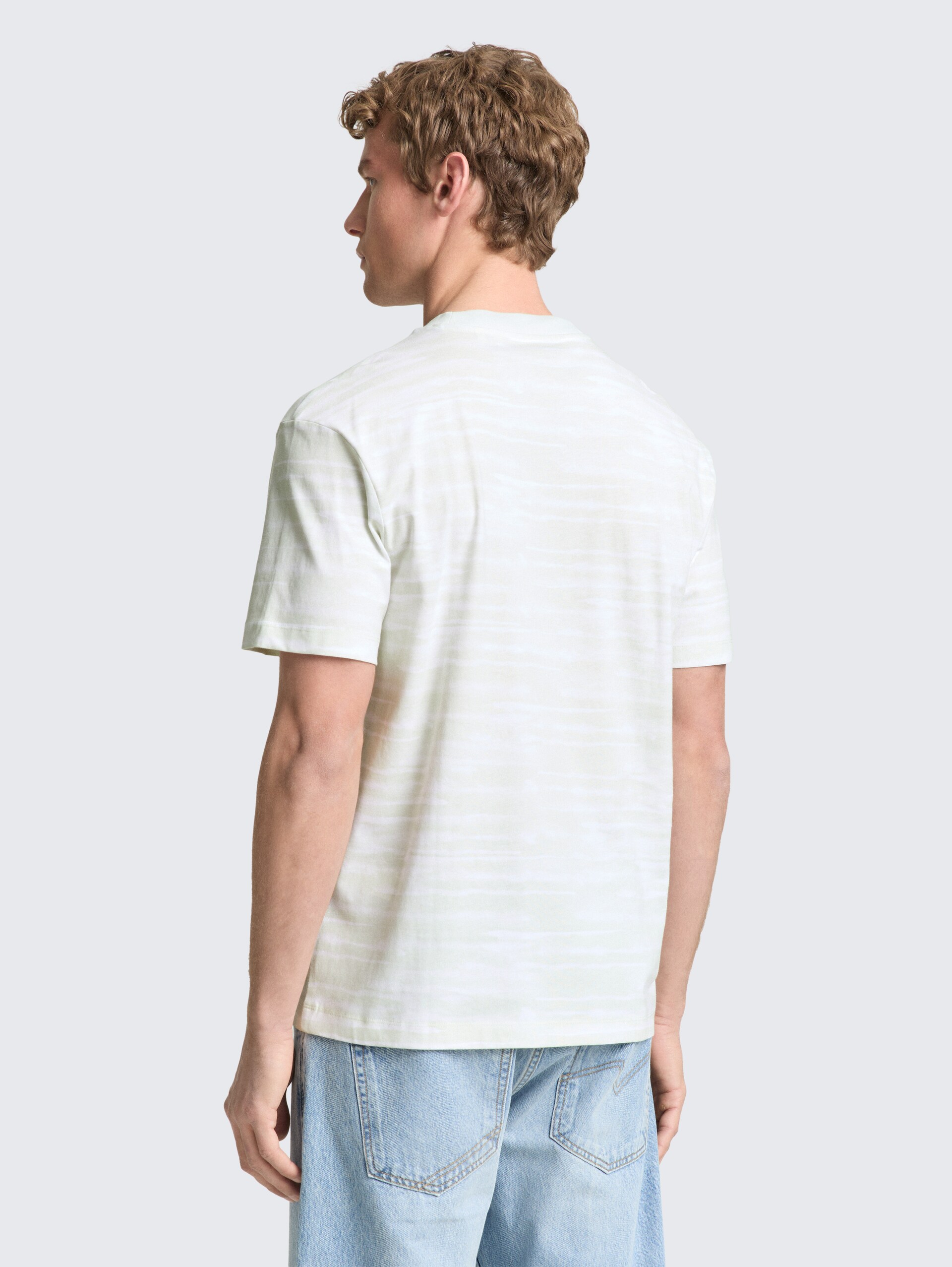 Relaxed fit T-shirt met patroon - light mint white watery stripe - Neklijn model-achteraanzicht