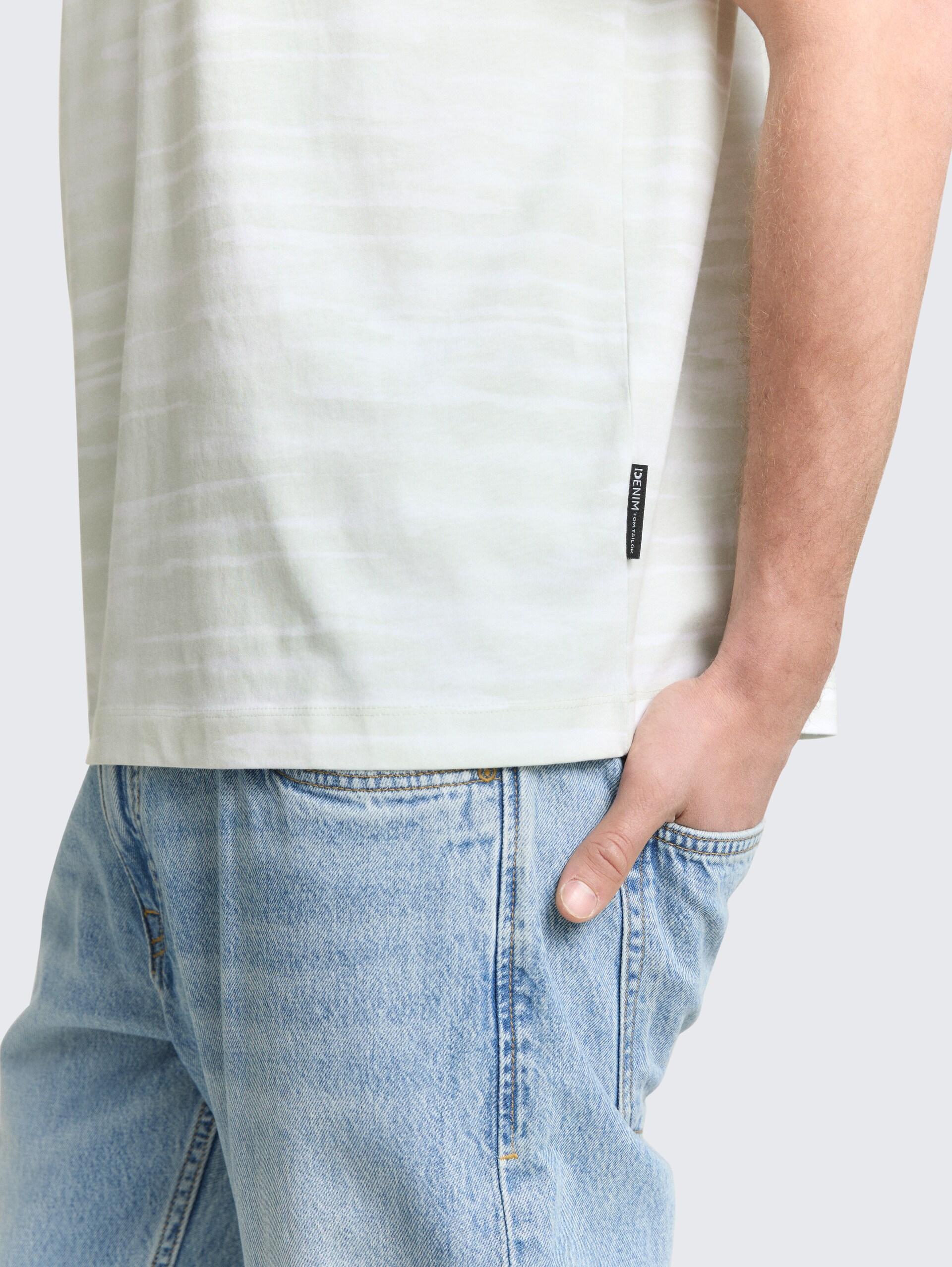 Relaxed fit T-shirt met patroon - light mint white watery stripe - Detailaanzicht model