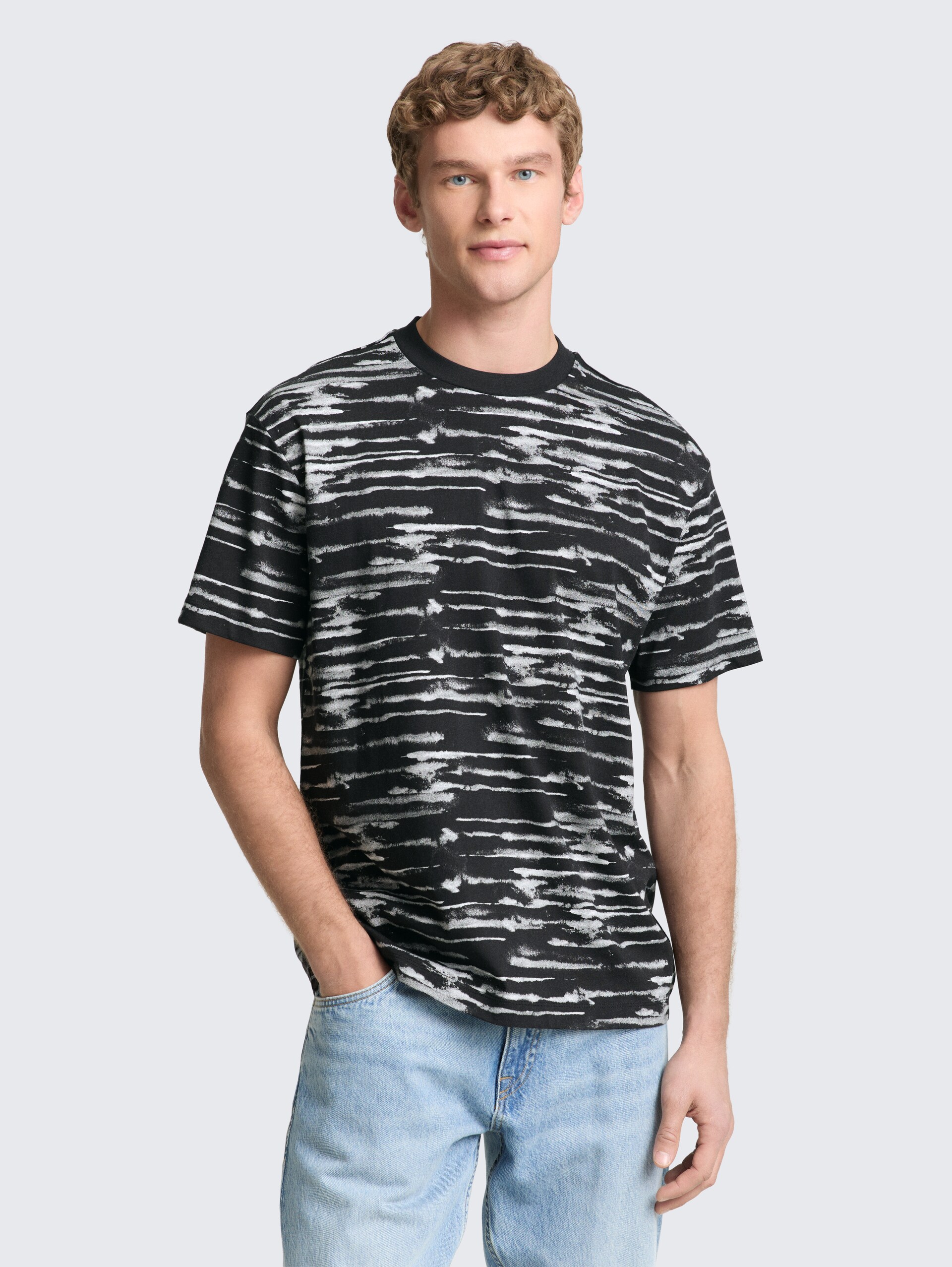 Relaxed fit T-shirt met patroon - black white watery stripe - Nek model vooraanzicht