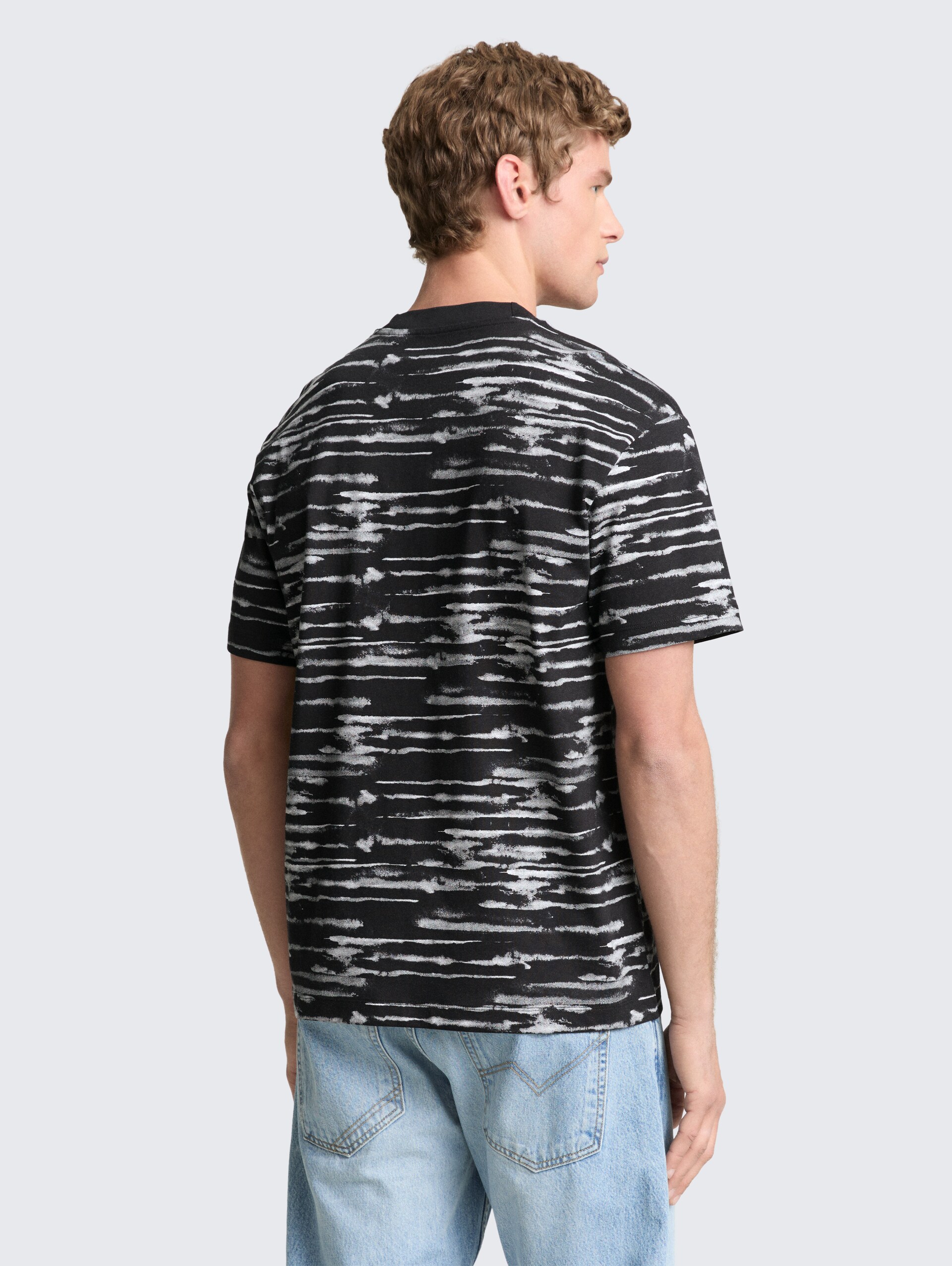 Relaxed fit T-shirt met patroon - black white watery stripe - Neklijn model-achteraanzicht