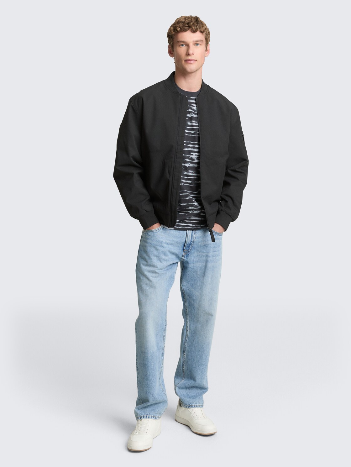 Relaxed Fit T-Shirt mit Muster - black white watery stripe - Model-Vorderansicht