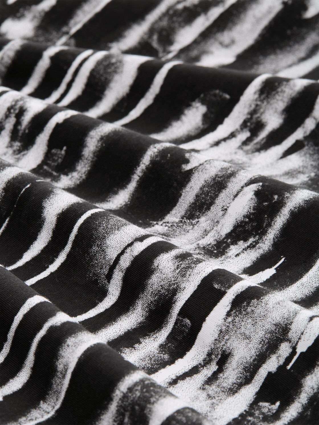 Relaxed Fit T-Shirt mit Muster - black white watery stripe - Material-Ansicht