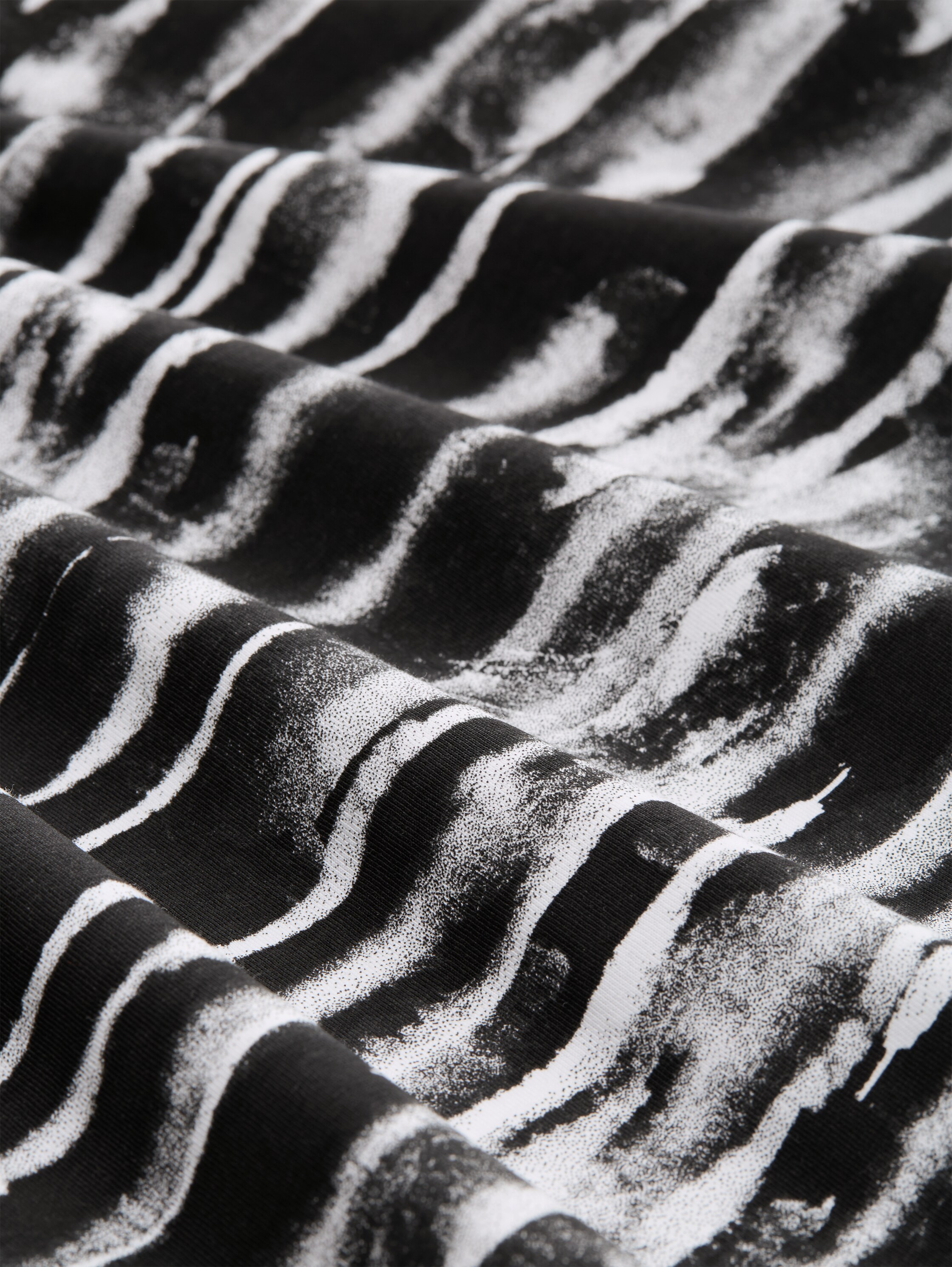 Relaxed Fit T-Shirt mit Muster - black white watery stripe - Material-Ansicht