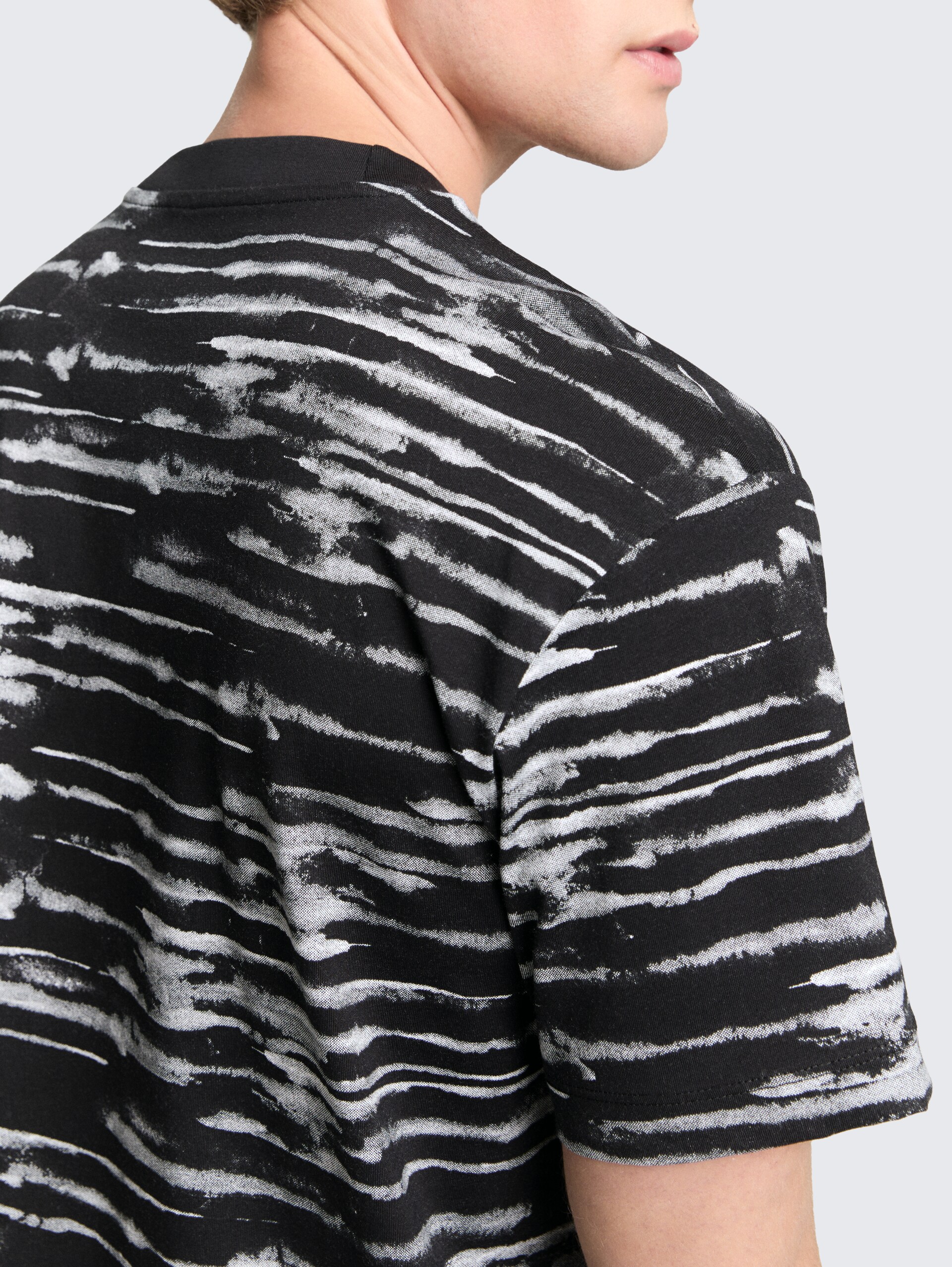 Relaxed fit T-shirt met patroon - black white watery stripe - Detailaanzicht model
