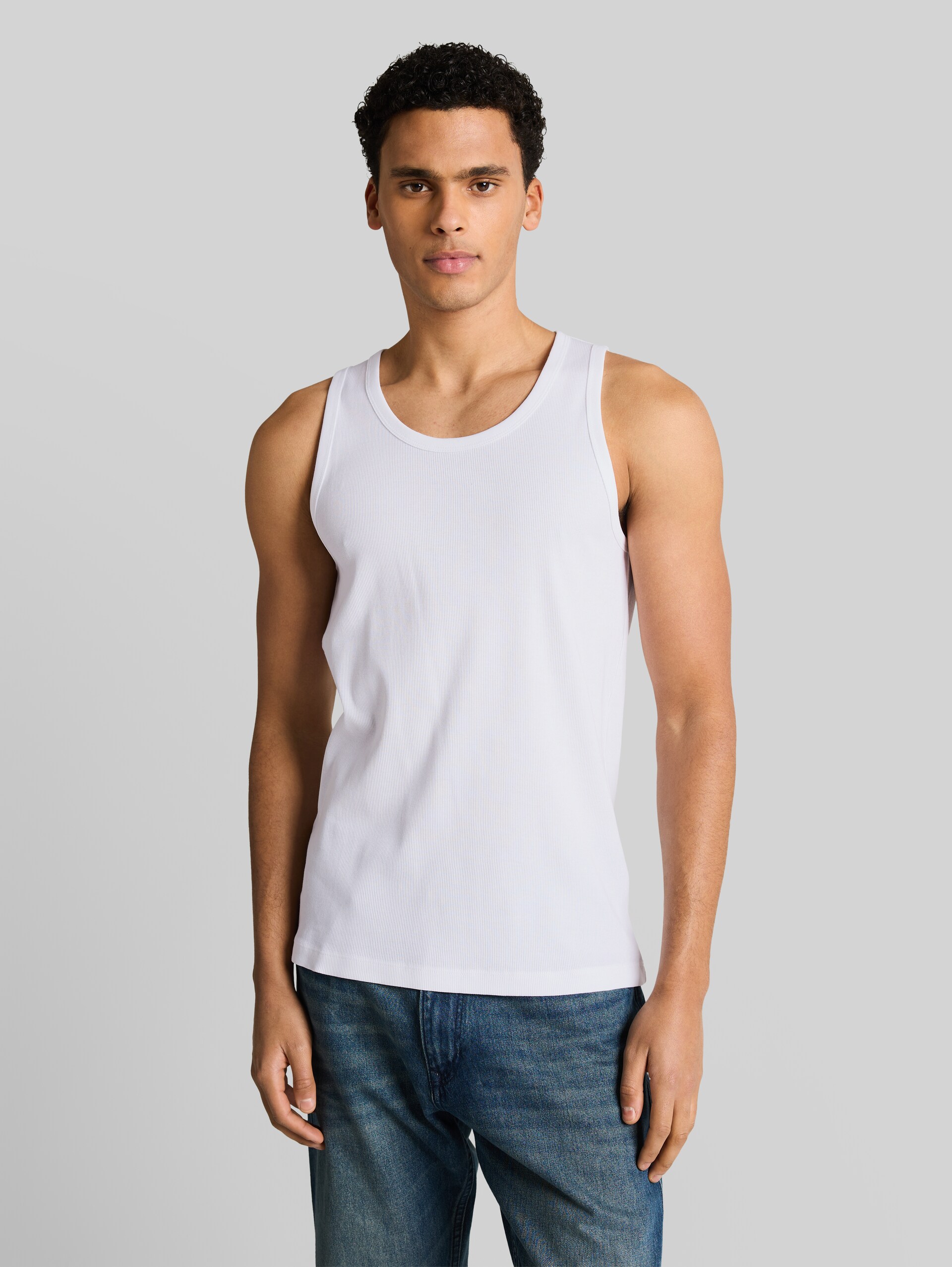 Basic Ripp Tanktop - White - Ausschnitt Model-Vorderansicht