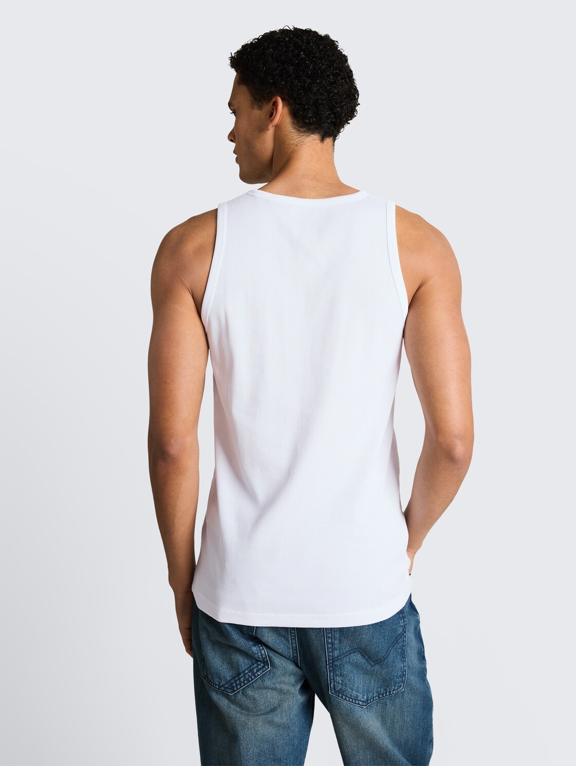 Basic Ripp Tanktop - White - Auschnitt Model-Rückansicht