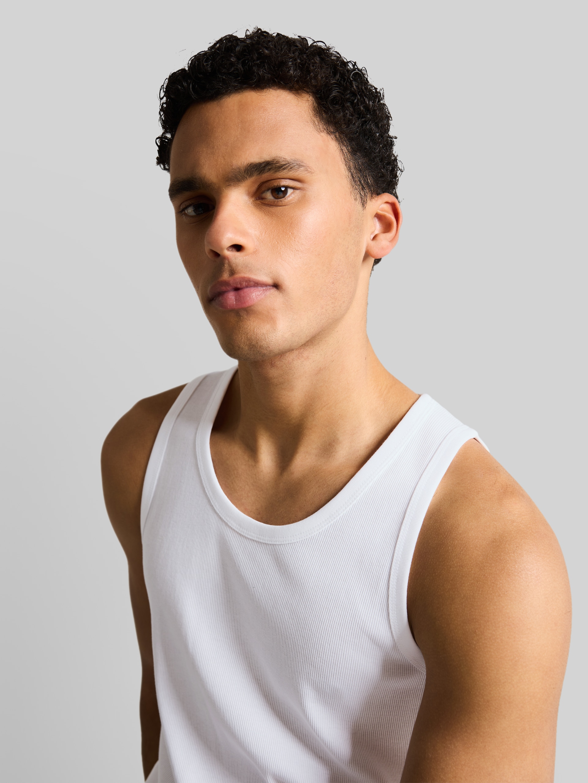 Basic Ripp Tanktop - White - Detail-Model-Ansicht