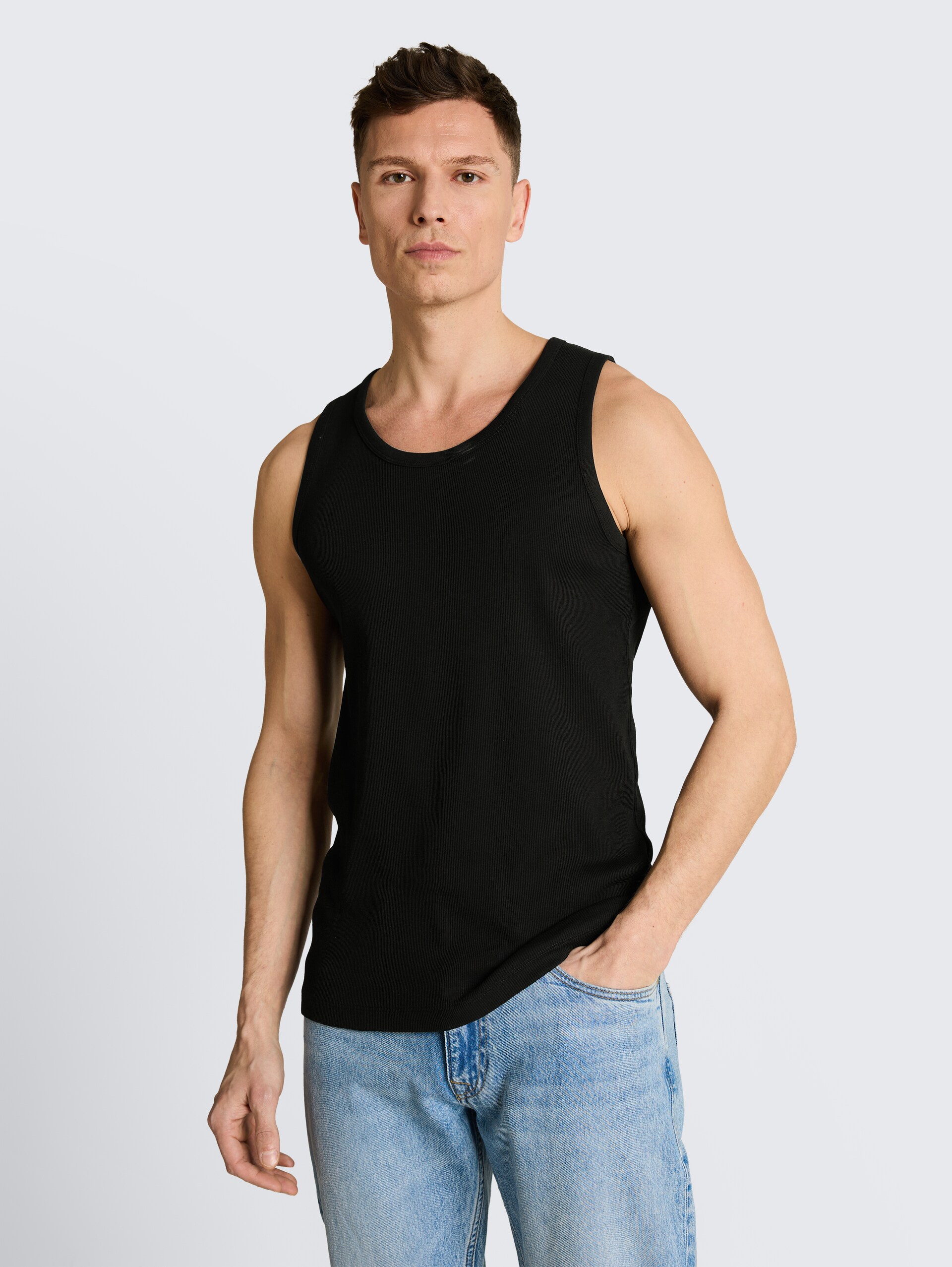 Basic Ripp Tanktop - Black - Ausschnitt Model-Vorderansicht