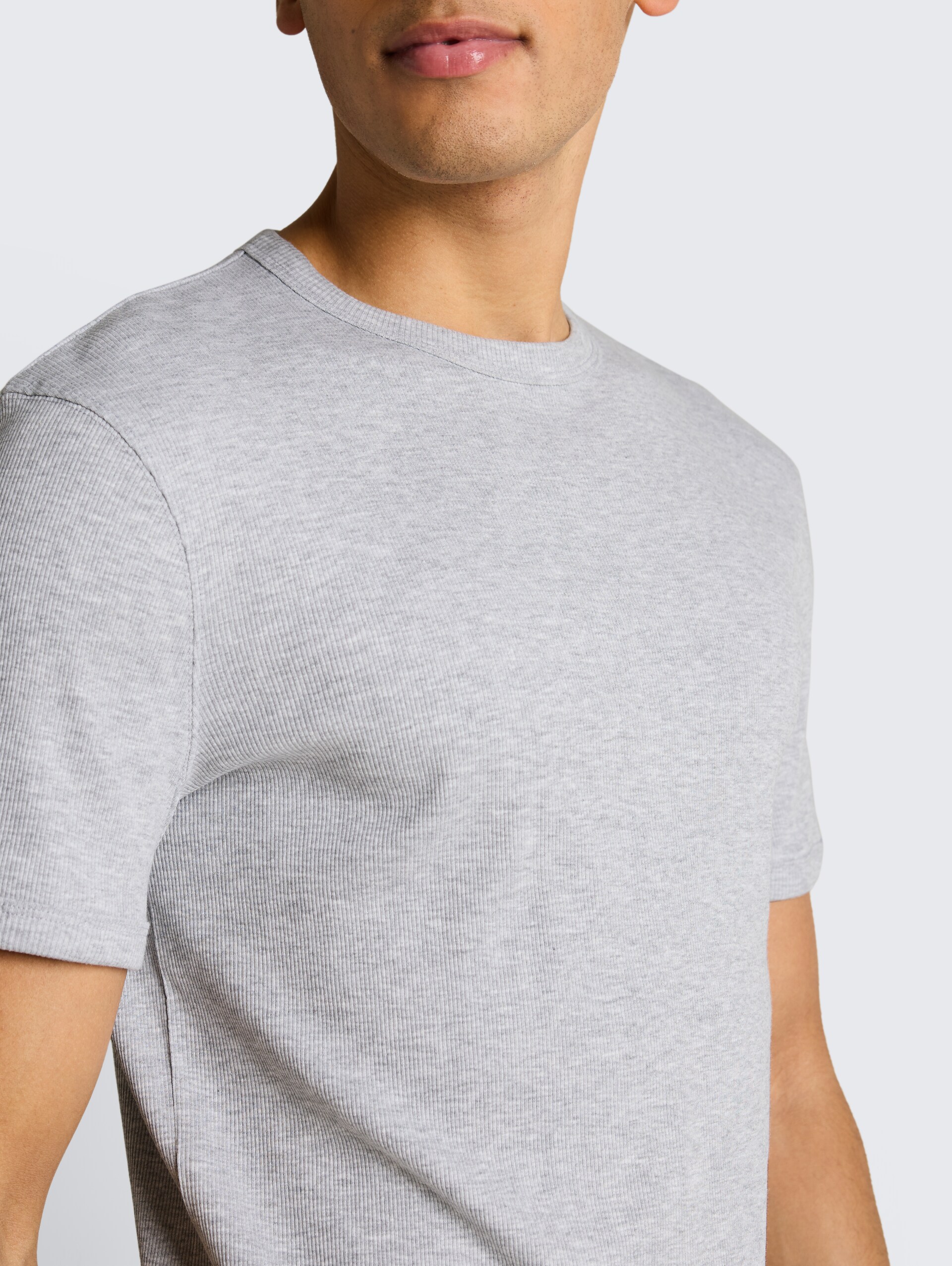 Slim fit T-shirt met ribbelstructuur - Light Stone Grey Melange - Detailaanzicht model