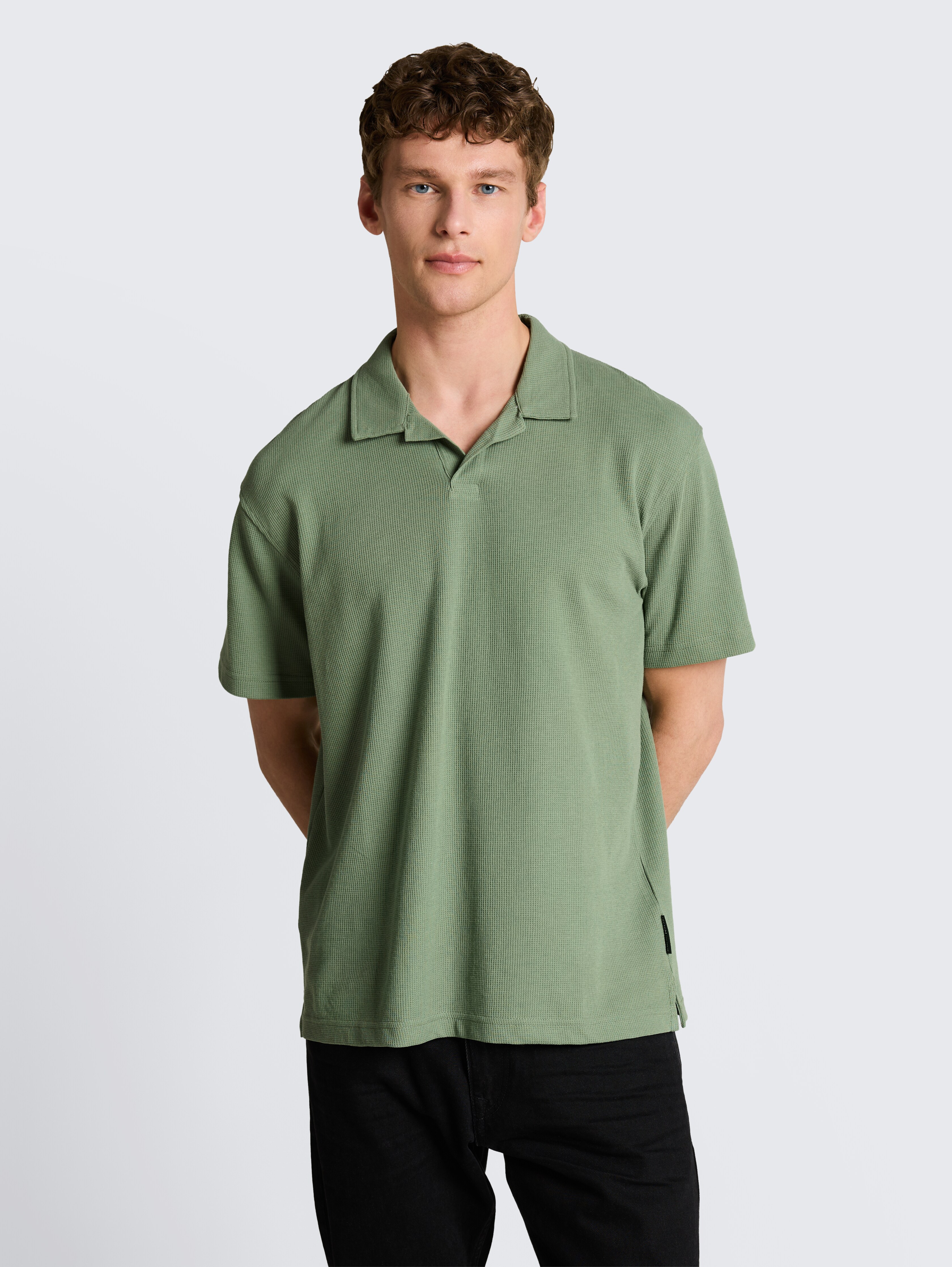 Relaxed Fit Resort Poloshirt mit Waffelstruktur von Denim Male, Sea Spray