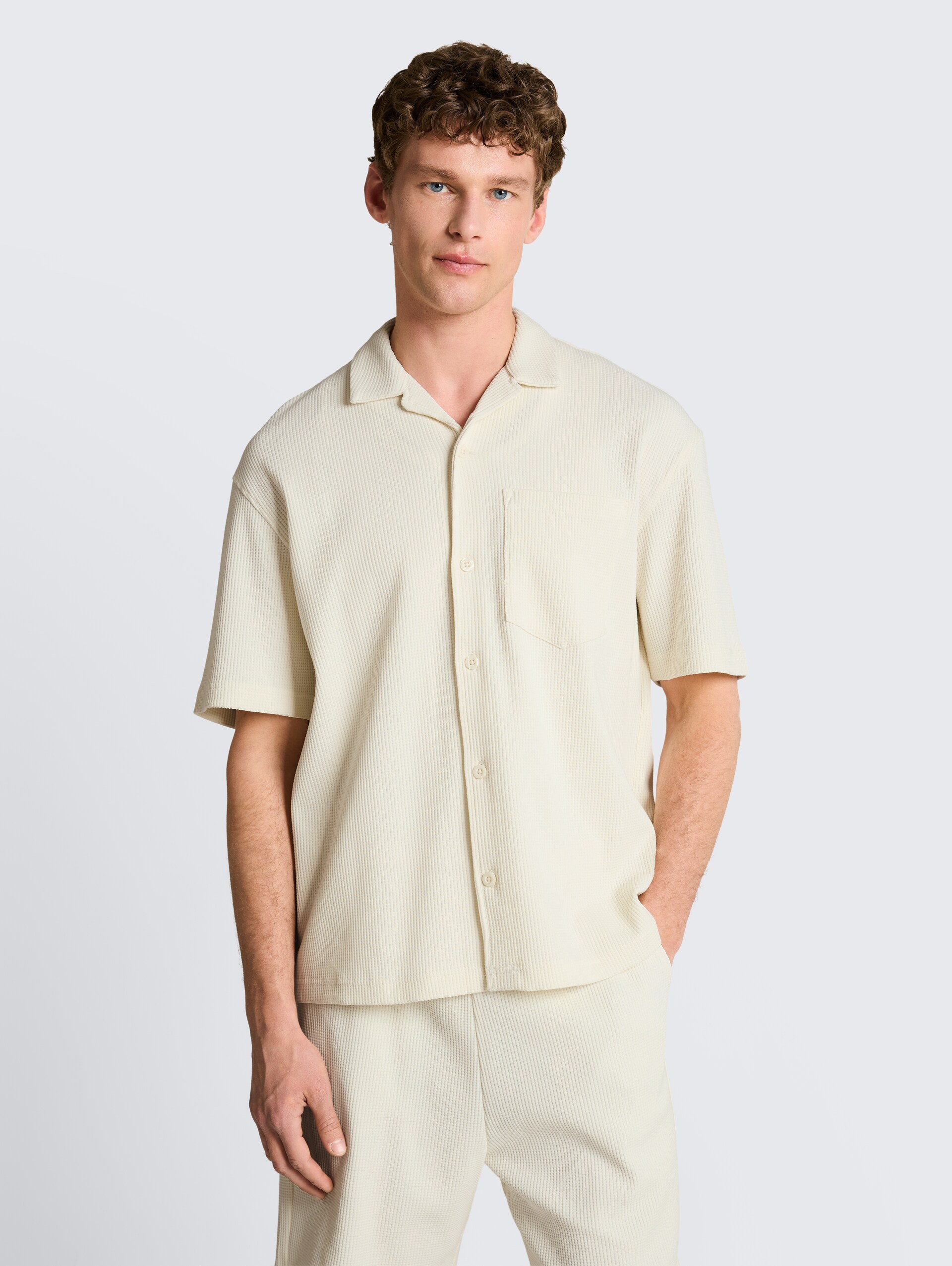 Relaxed fit resorthemd met wafelstructuur - Wool White - Nek model vooraanzicht