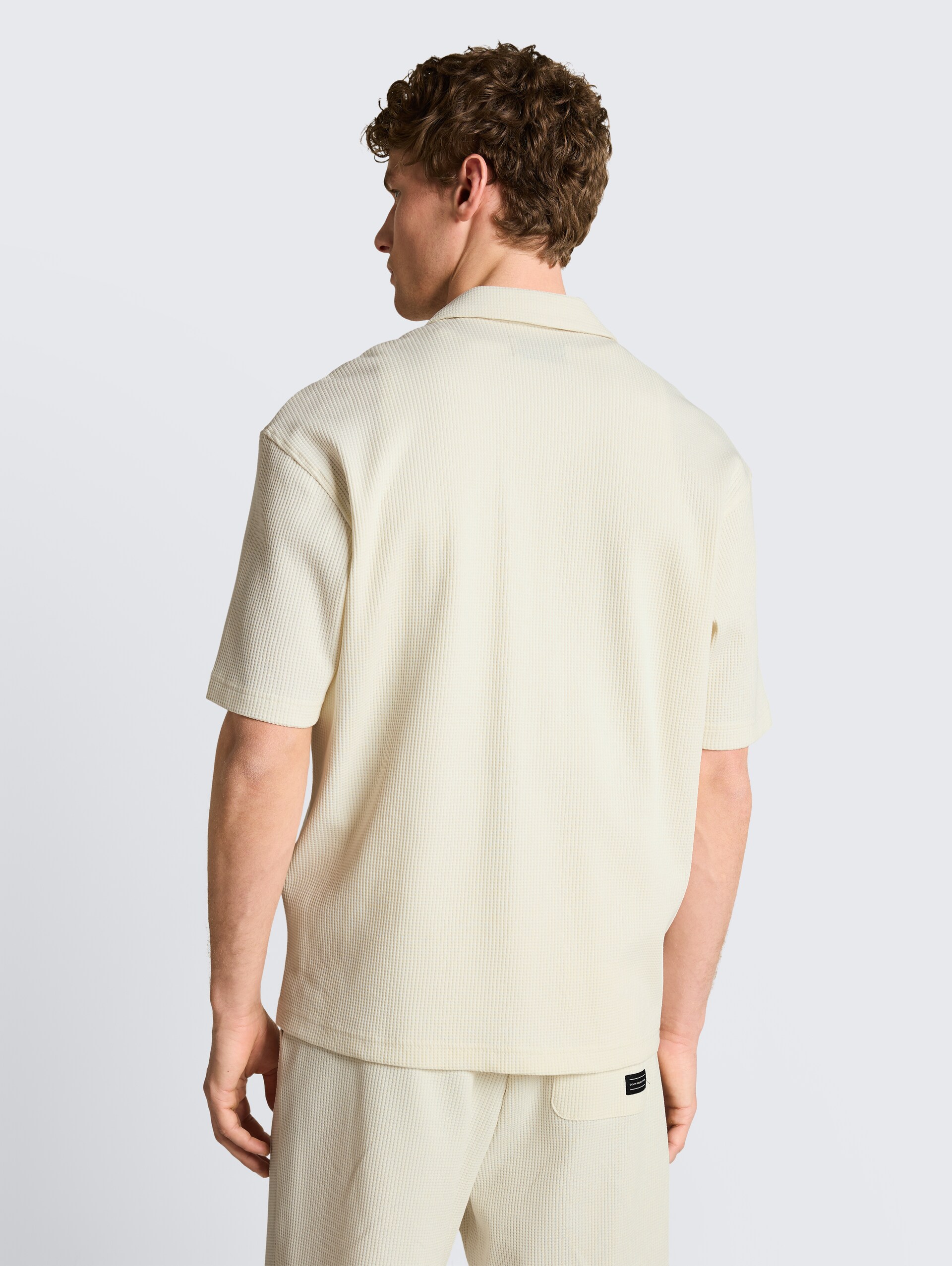Relaxed fit resorthemd met wafelstructuur - Wool White - Neklijn model-achteraanzicht