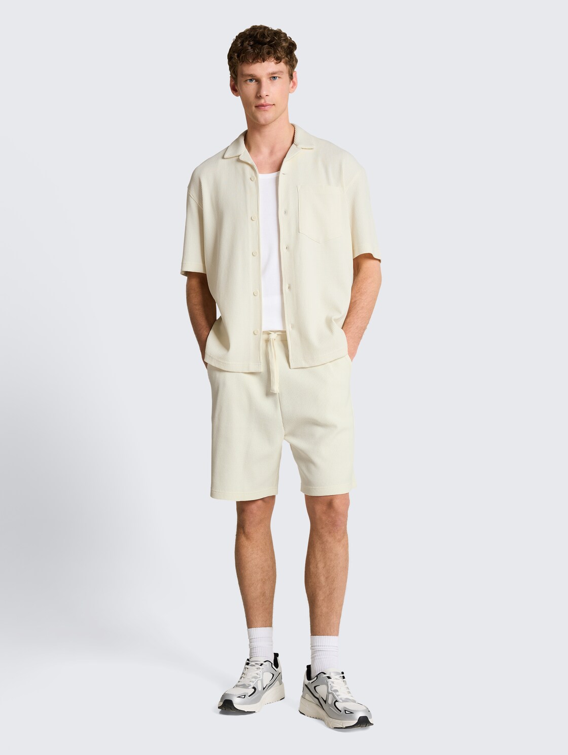 Relaxed Fit Resort Hemd mit Waffelstruktur - Wool White - Model-Vorderansicht