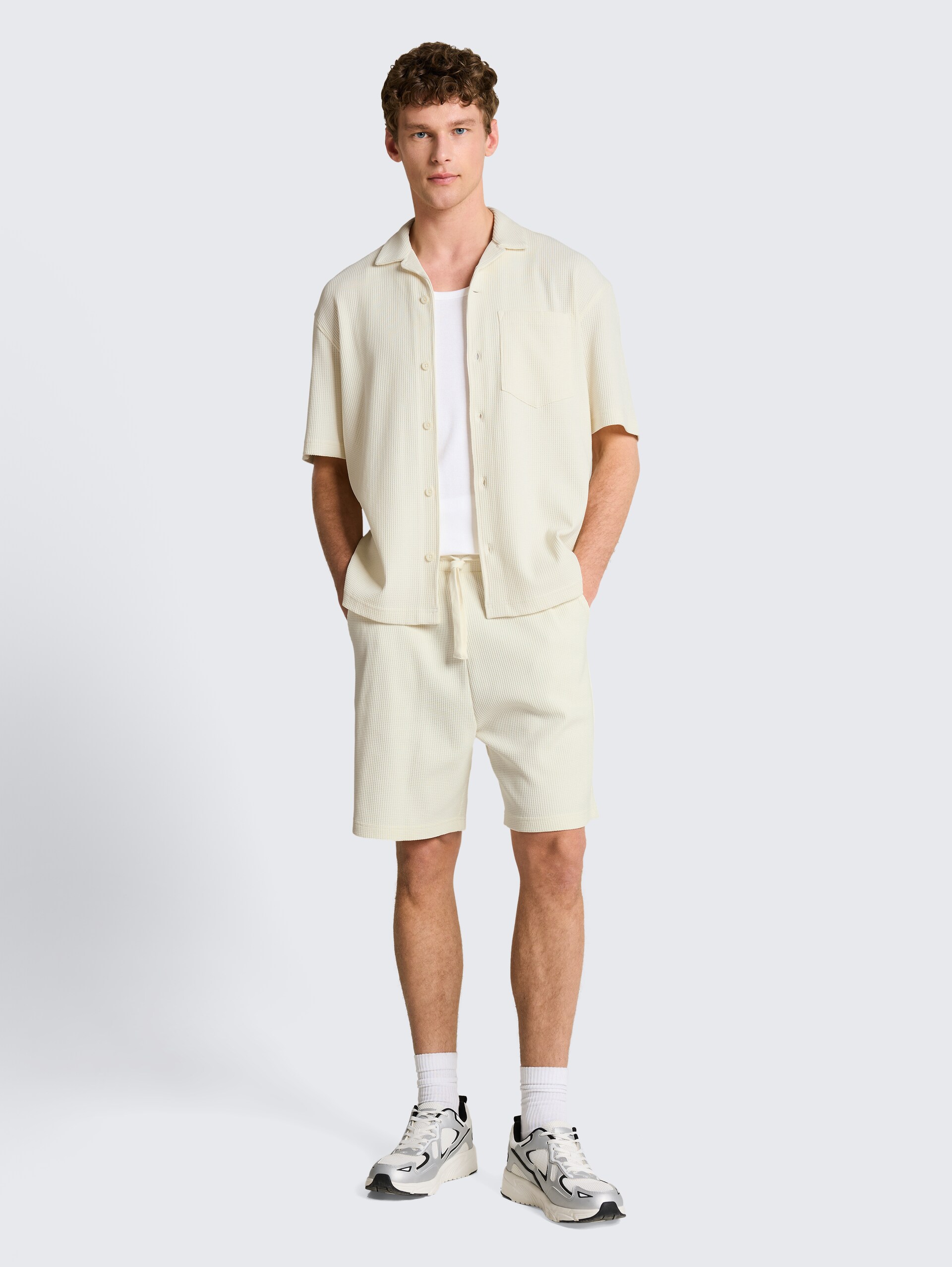 Relaxed fit resorthemd met wafelstructuur - Wool White - Model vooraanzicht