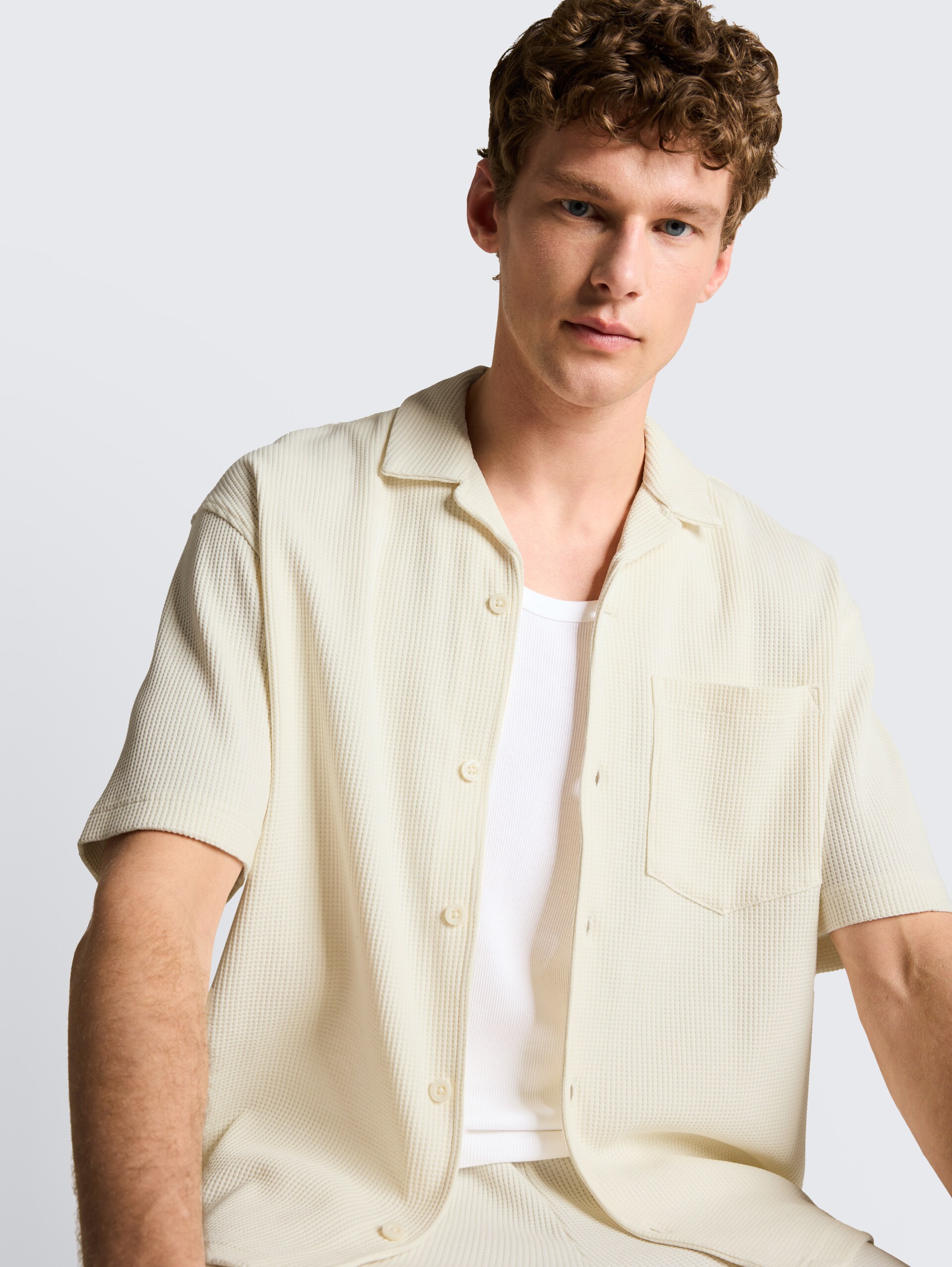 Relaxed fit resorthemd met wafelstructuur - Wool White - Detailaanzicht model