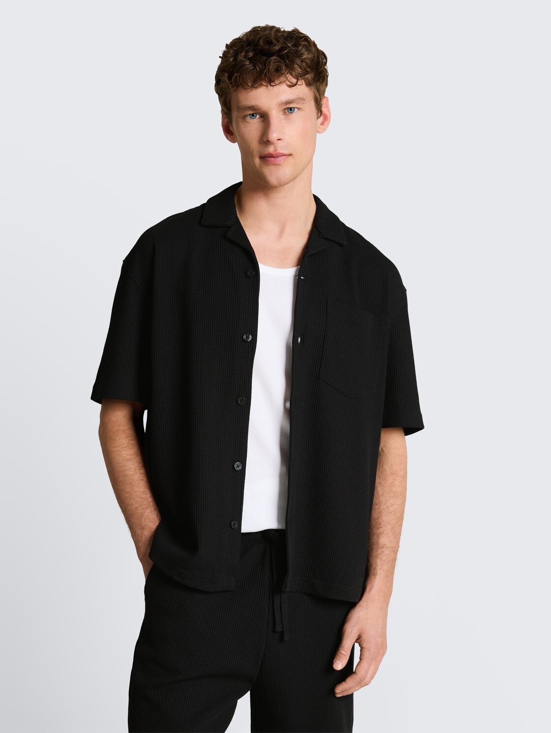 Relaxed Fit Resort Hemd mit Waffelstruktur - Deep Black - Ausschnitt Model-Vorderansicht