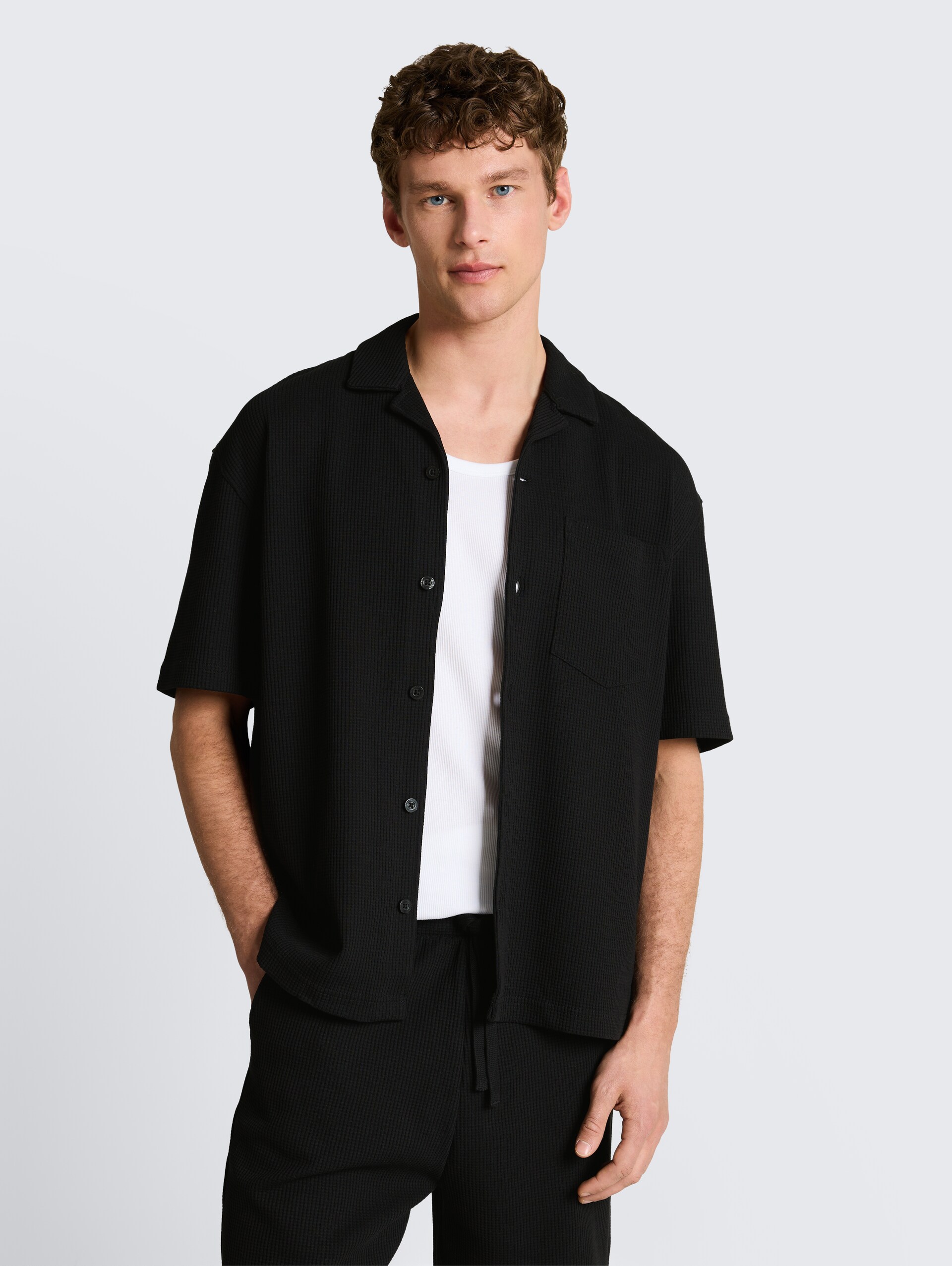 Relaxed Fit Resort Hemd mit Waffelstruktur - Deep Black - Ausschnitt Model-Vorderansicht