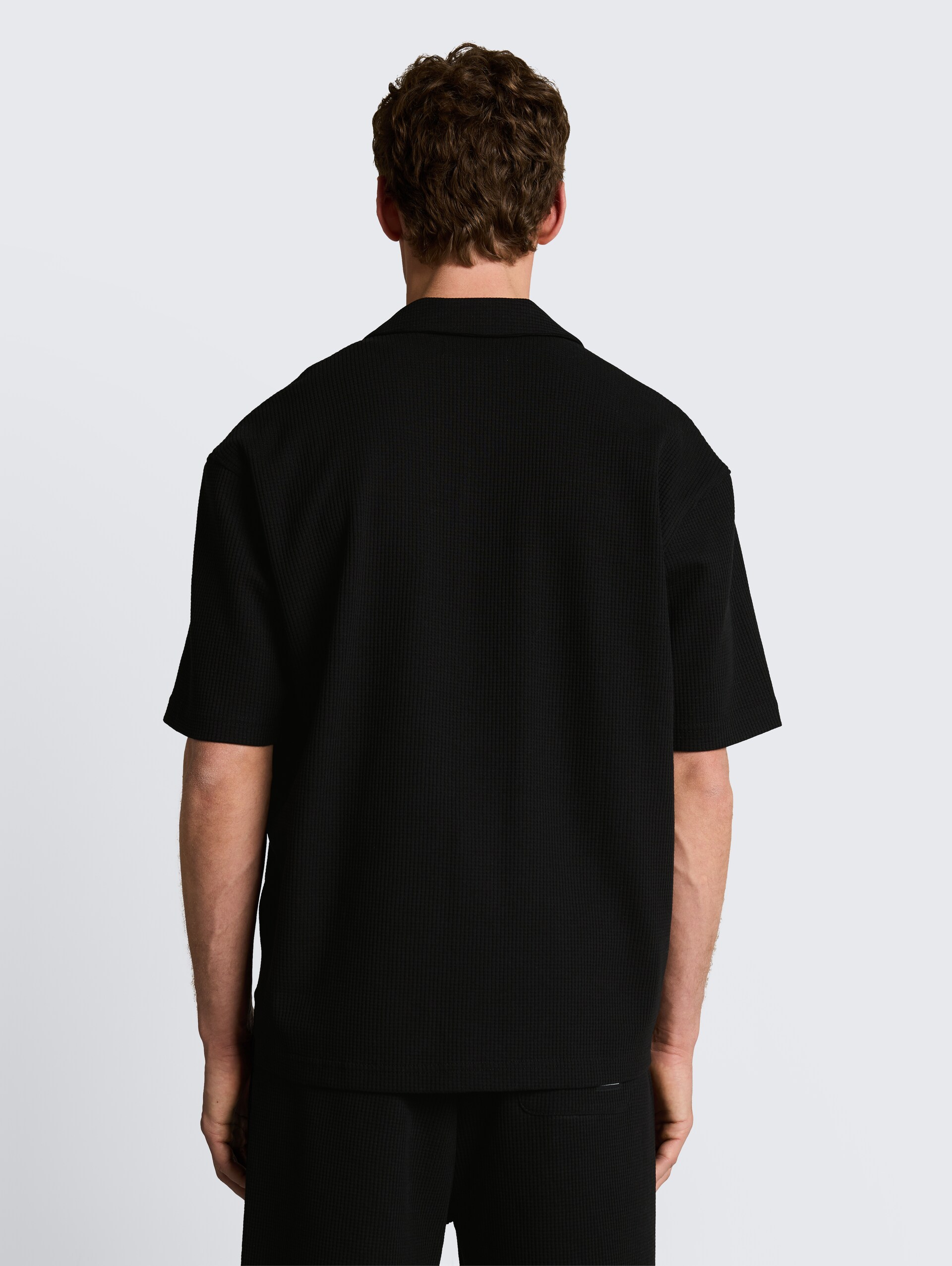 Relaxed Fit Resort Hemd mit Waffelstruktur - Deep Black - Auschnitt Model-Rückansicht