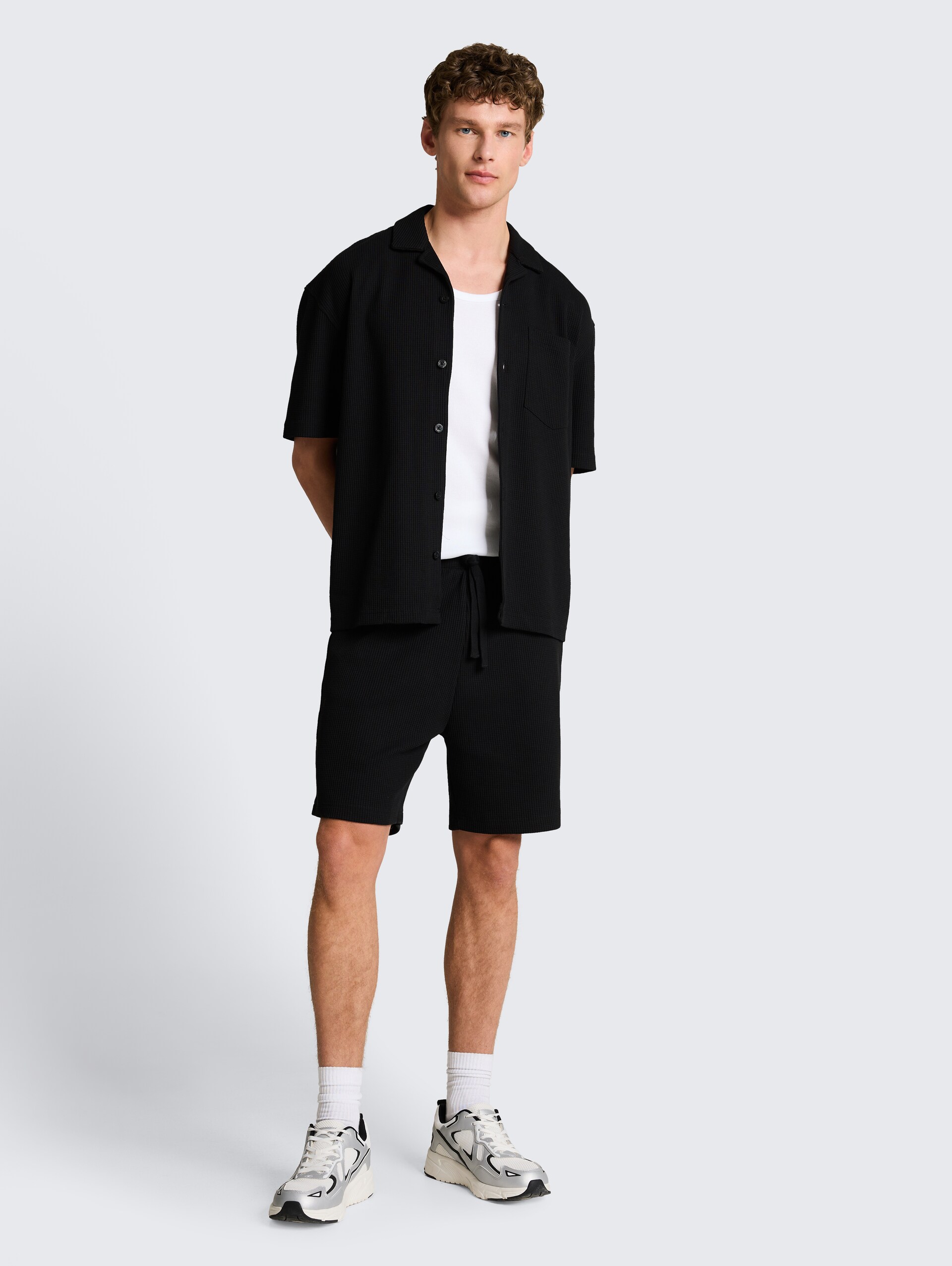 Relaxed Fit Resort Hemd mit Waffelstruktur - Deep Black - Model-Vorderansicht