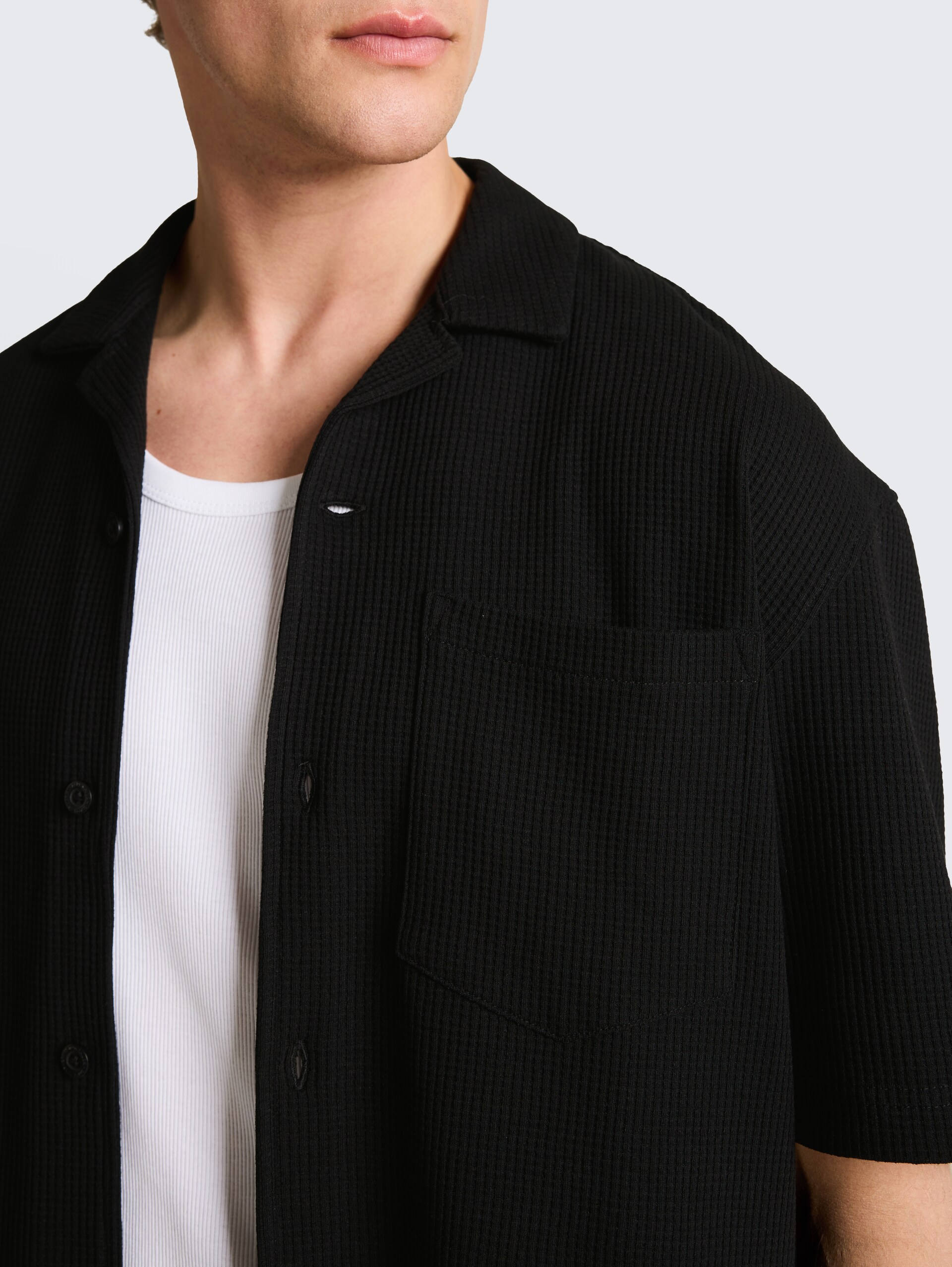 Relaxed Fit Resort Hemd mit Waffelstruktur - Deep Black - Detail-Model-Ansicht