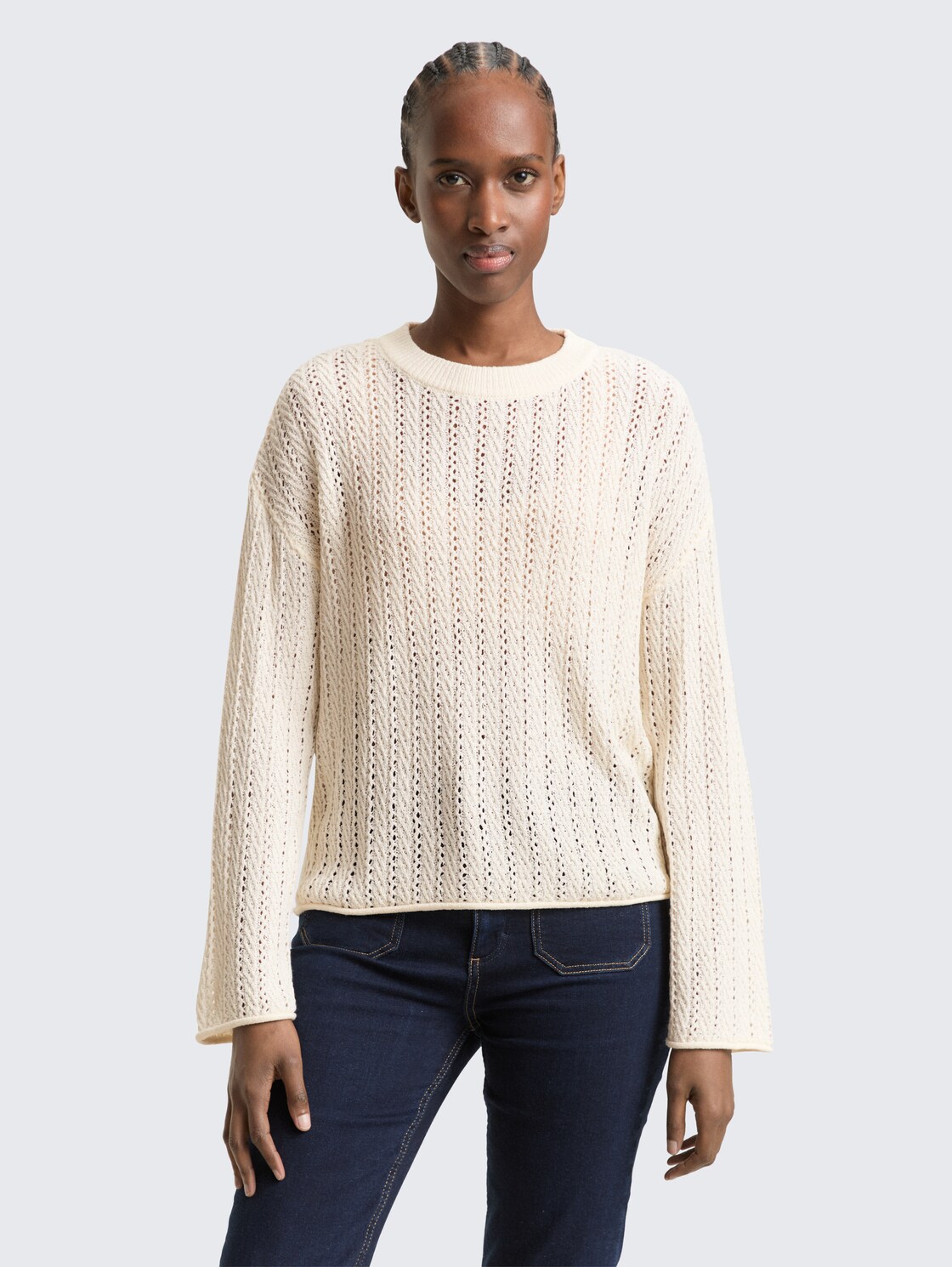 Relaxed Fit Strickpullover mit Lochmuster - Gardenia White - Ausschnitt Model-Vorderansicht