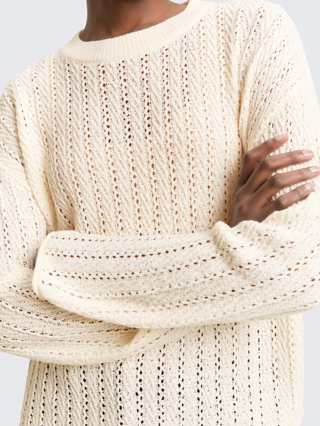 Relaxed Fit Strickpullover mit Lochmuster - Gardenia White - Detail-Model-Ansicht