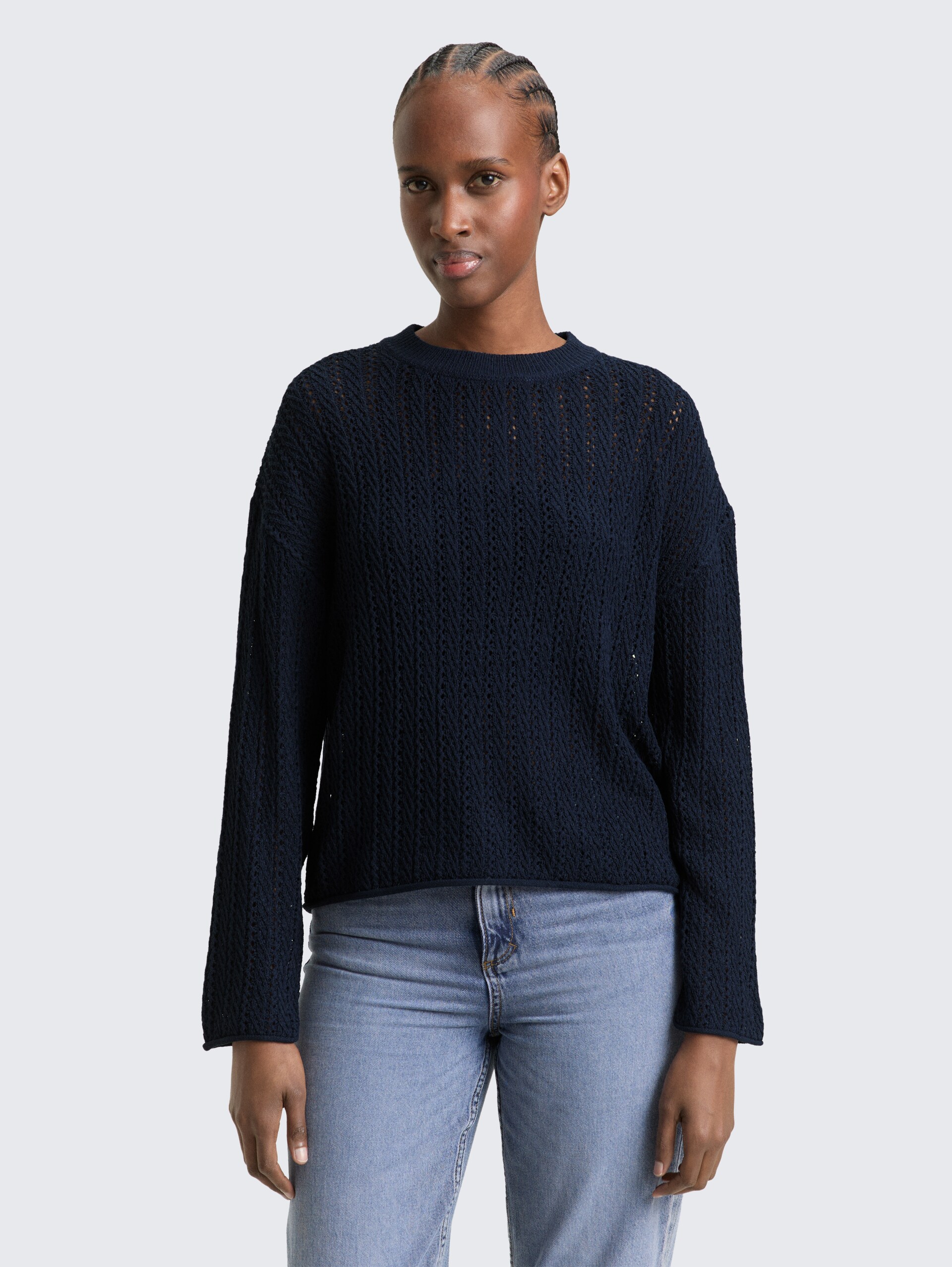 Relaxed Fit Strickpullover mit Lochmuster - sky captain blue - Ausschnitt Model-Vorderansicht