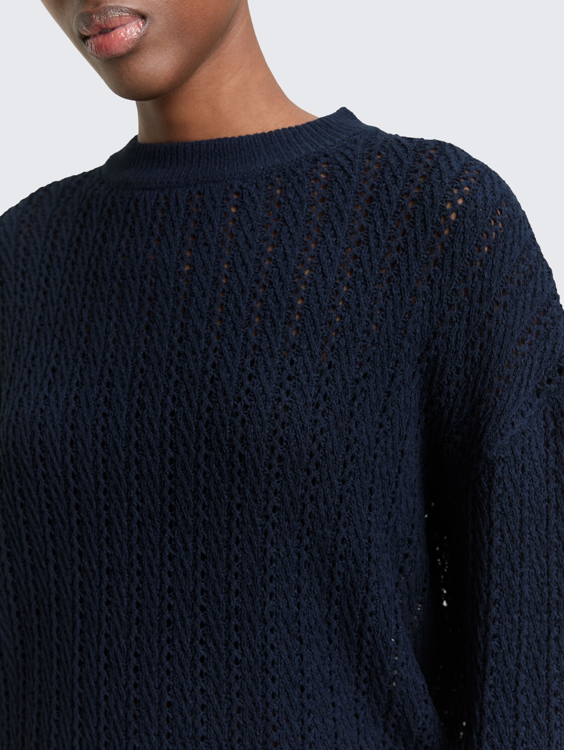 Relaxed Fit Strickpullover mit Lochmuster - sky captain blue - Detail-Model-Ansicht