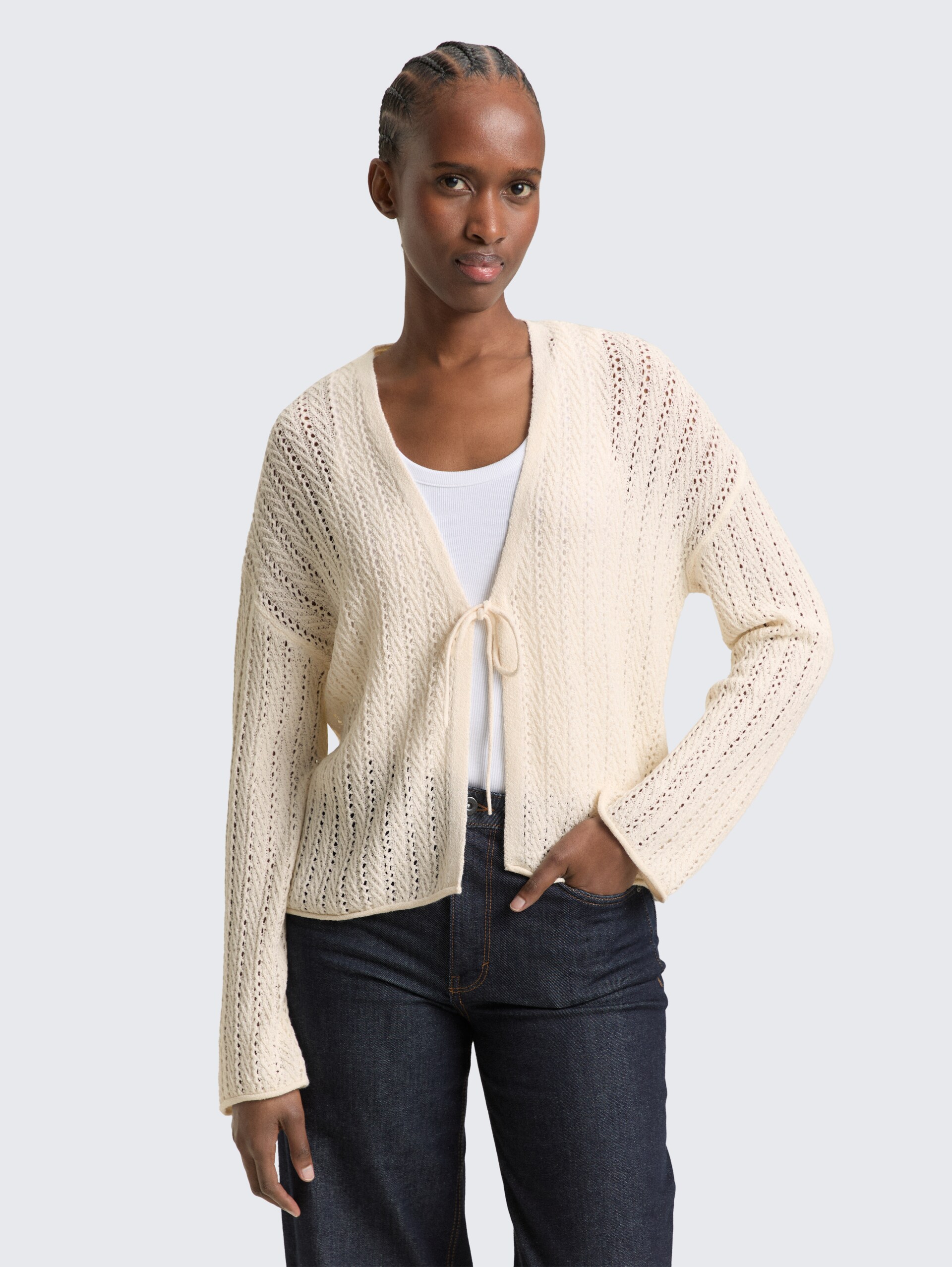 Relaxed Fit Cardigan mit Lochmuster - Gardenia White - Ausschnitt Model-Vorderansicht