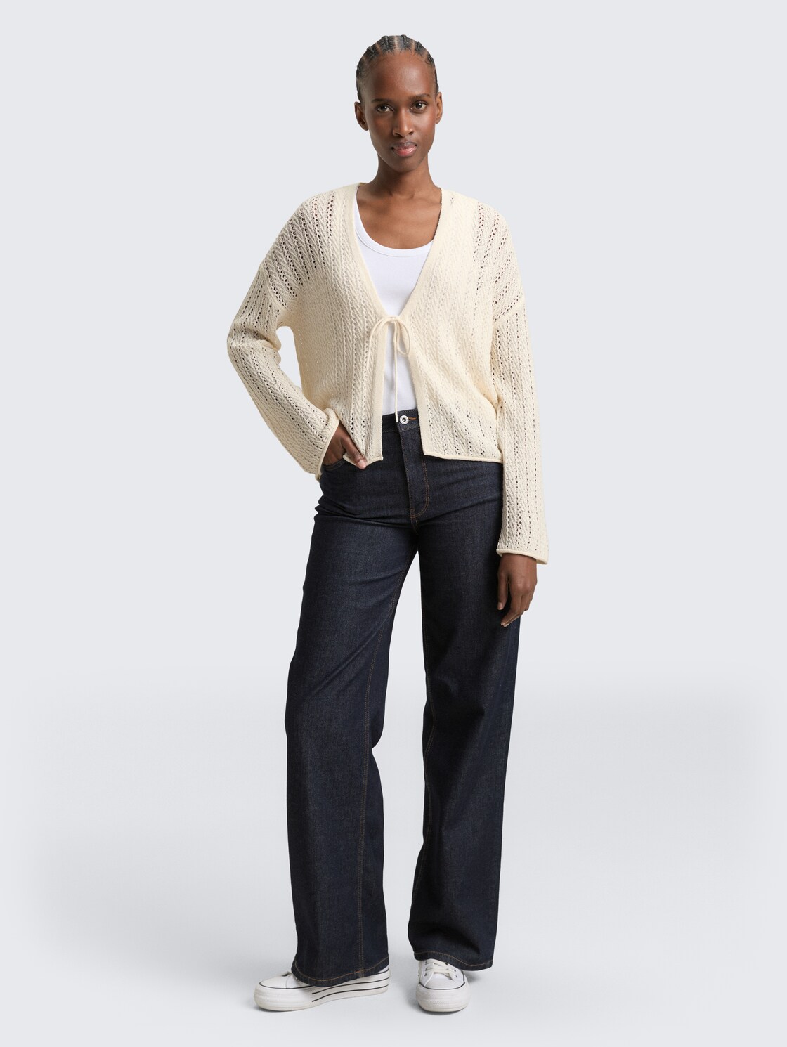 Relaxed Fit Cardigan mit Lochmuster - Gardenia White - Model-Vorderansicht